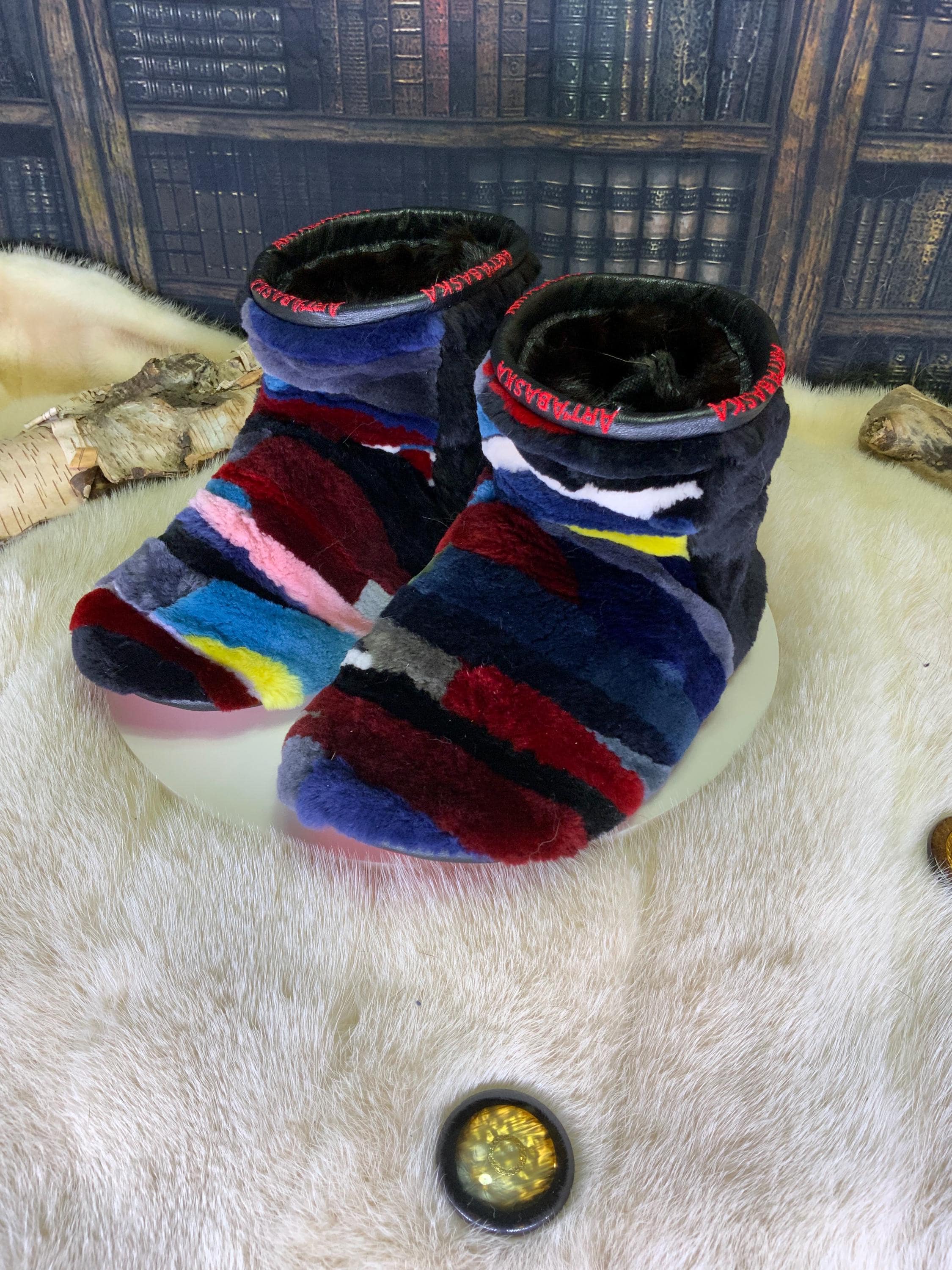 Mocassins d’intérieur Suzanne pour femme 7 en renard rasé teint cousu en lanières et castor rasé recyclé – faits à la main au Québec, chauds, respirants, confort de luxe, pièce unique Art’Abaska 💕