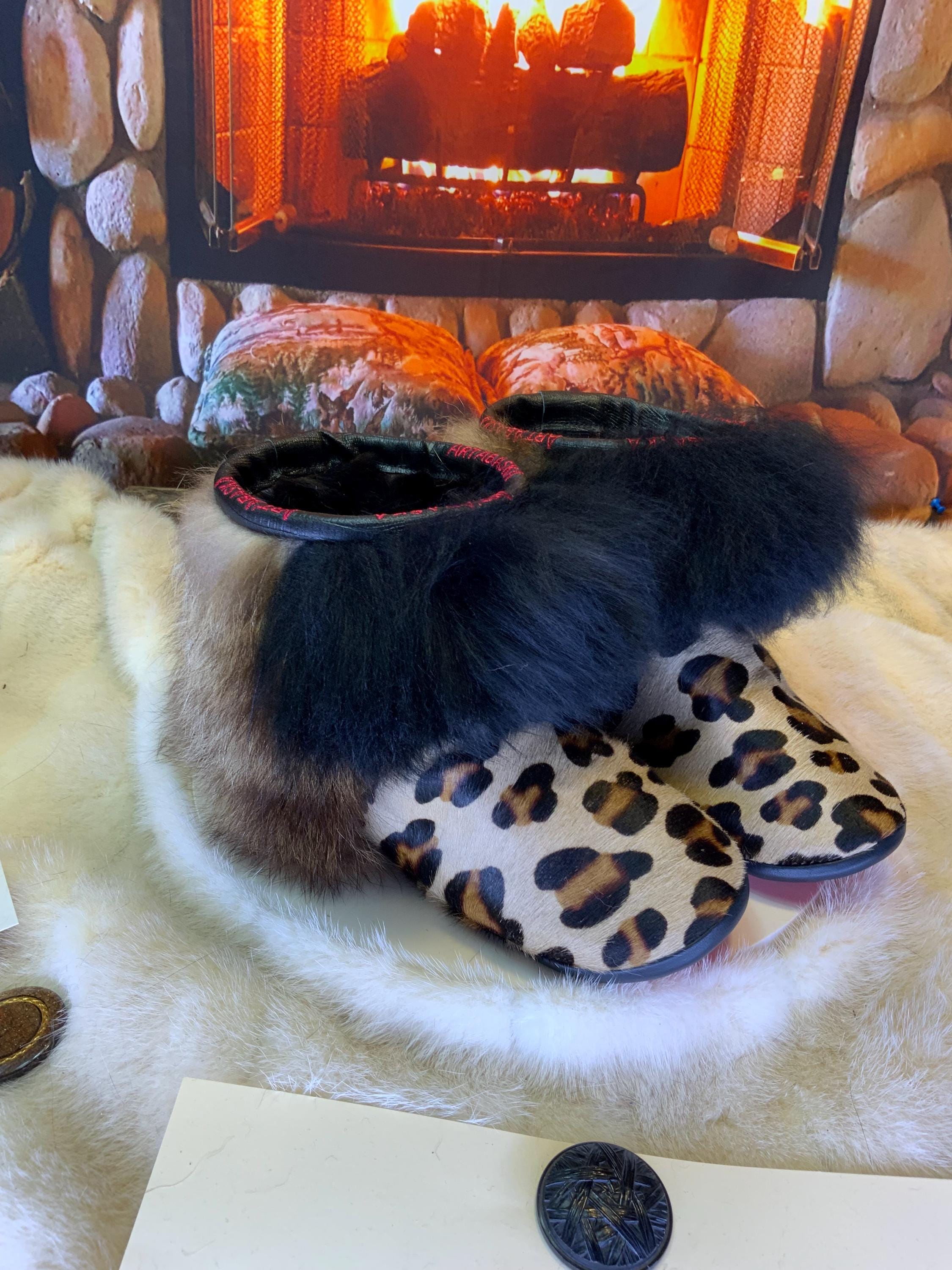 Mocassins d’intérieur Dorice – 8 femme – cuir de vache imprimé léopard, fourrure recyclée & semelle rouge, pièce unique faite à la main au Québec ✨🐆❤️