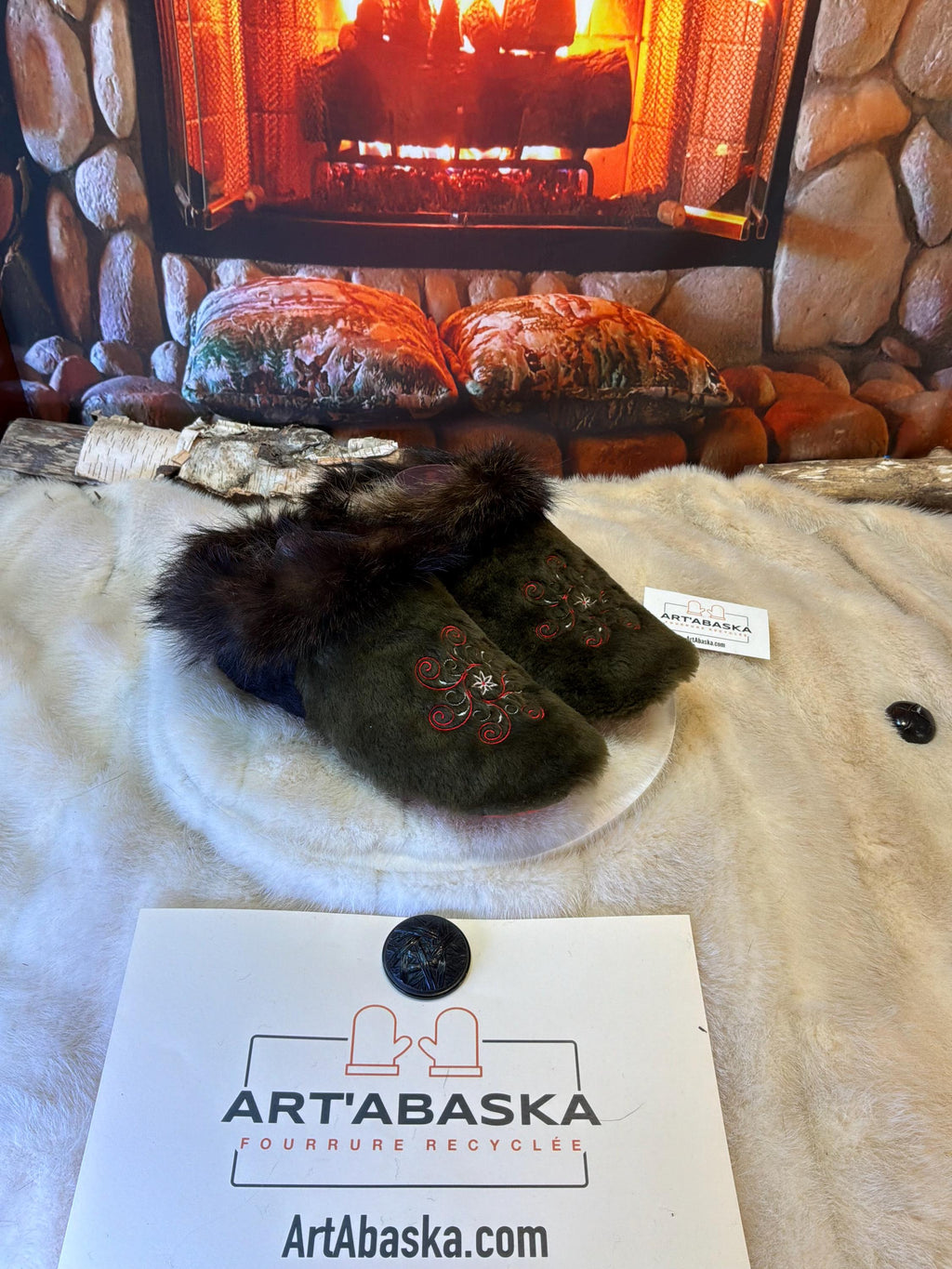 Slipper Blanche pointure 8 femme – Sherling italien & cuir recyclé, pièce unique faite à la main au Québec Édition brodée