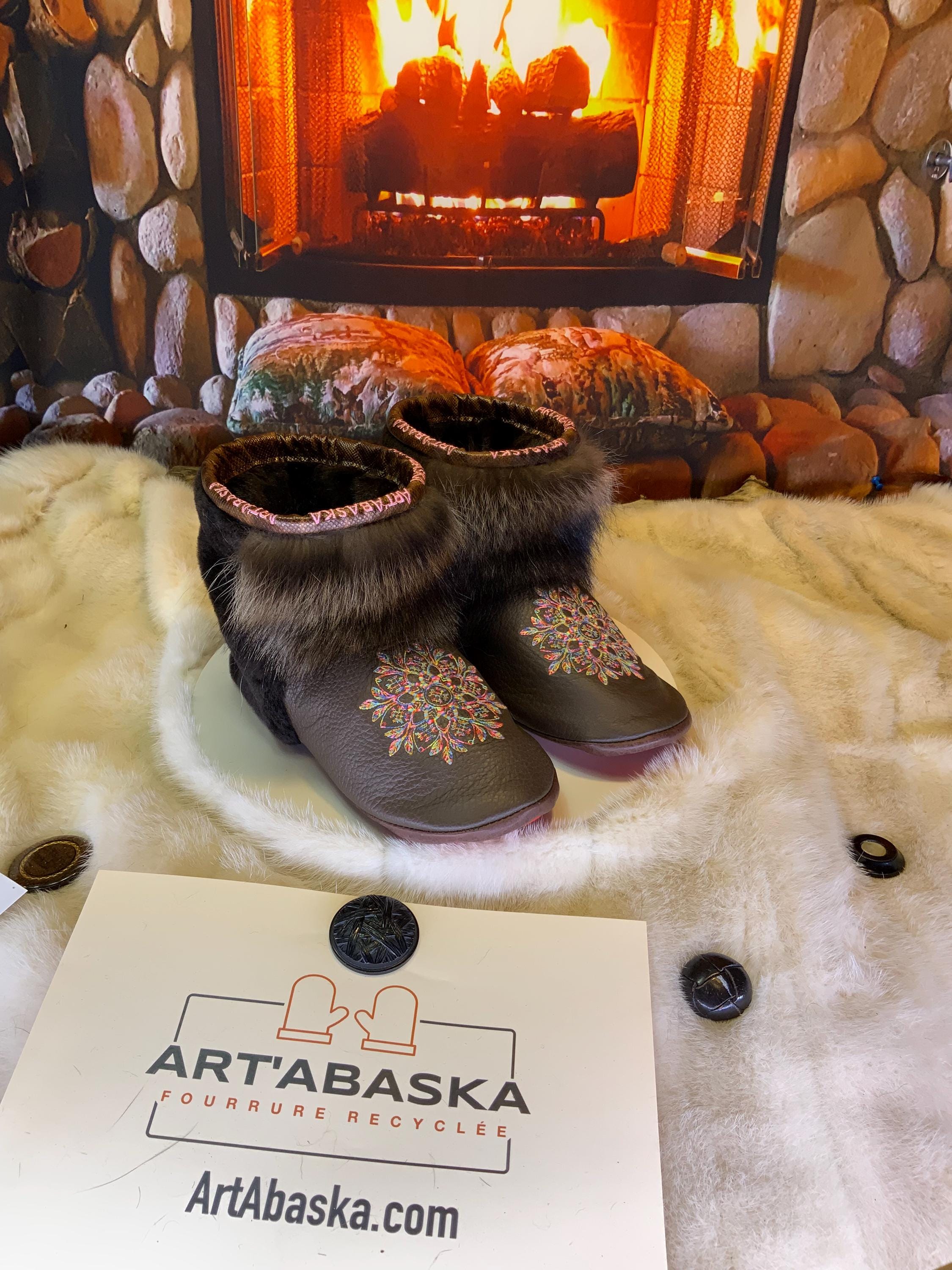 Mocassins d’intérieur Sylvianne – 8 femme – cuir brun chocolat brodé mandala multicolore, fourrure recyclée & semelle rouge, pièce unique faite à la main au Québec ✨🤎
