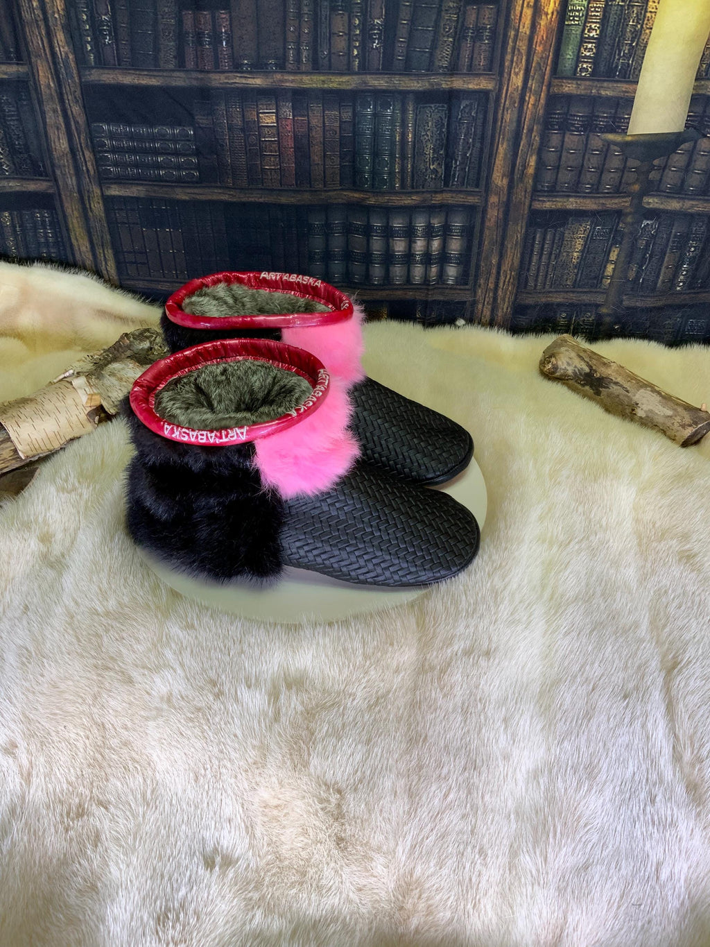 Mocassins d’intérieur Les Monique – femme 9 – cuir noir tressé & fourrures recyclées – fait à la main au Québec, pièce unique