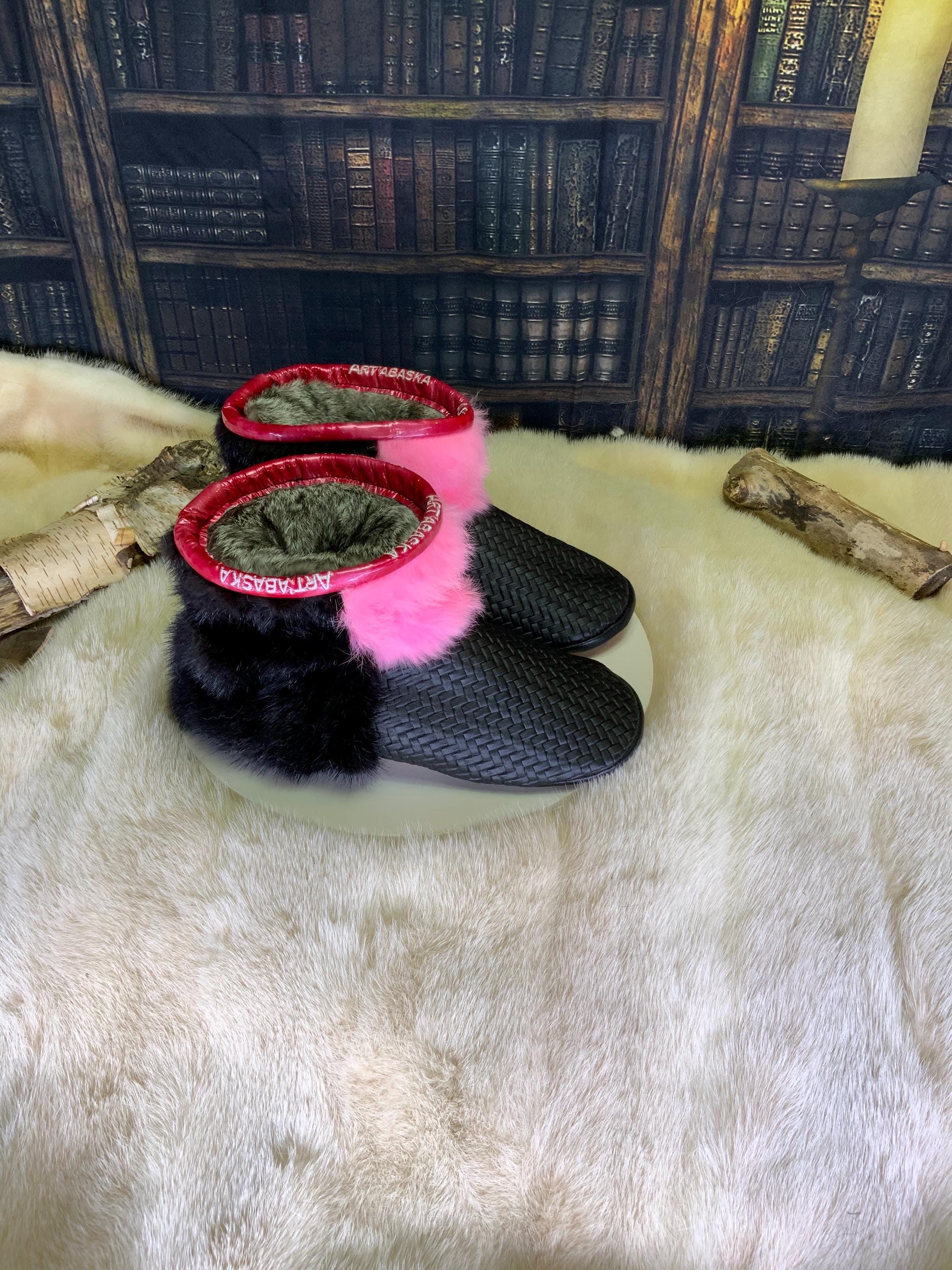 Mocassins d’intérieur Les Monique – femme 9 – cuir noir tressé & fourrures recyclées – fait à la main au Québec, pièce unique
