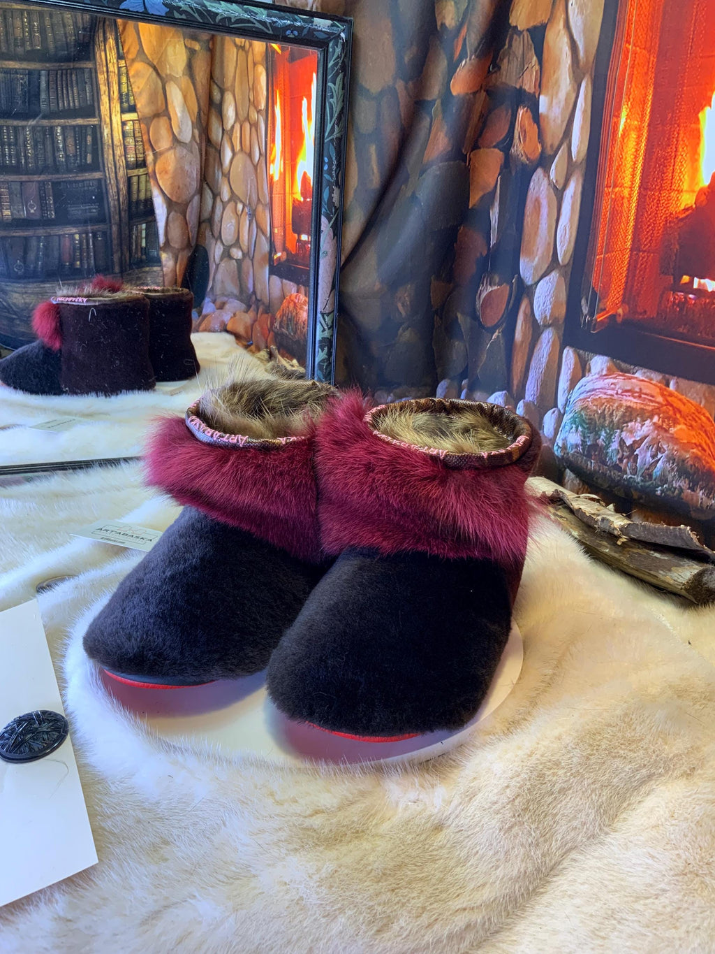 Mocassins d’intérieur Mireille 9 femme, mouton brun café, renard bourgogne recyclé, faits à la main au Québec ✨🤎❤️