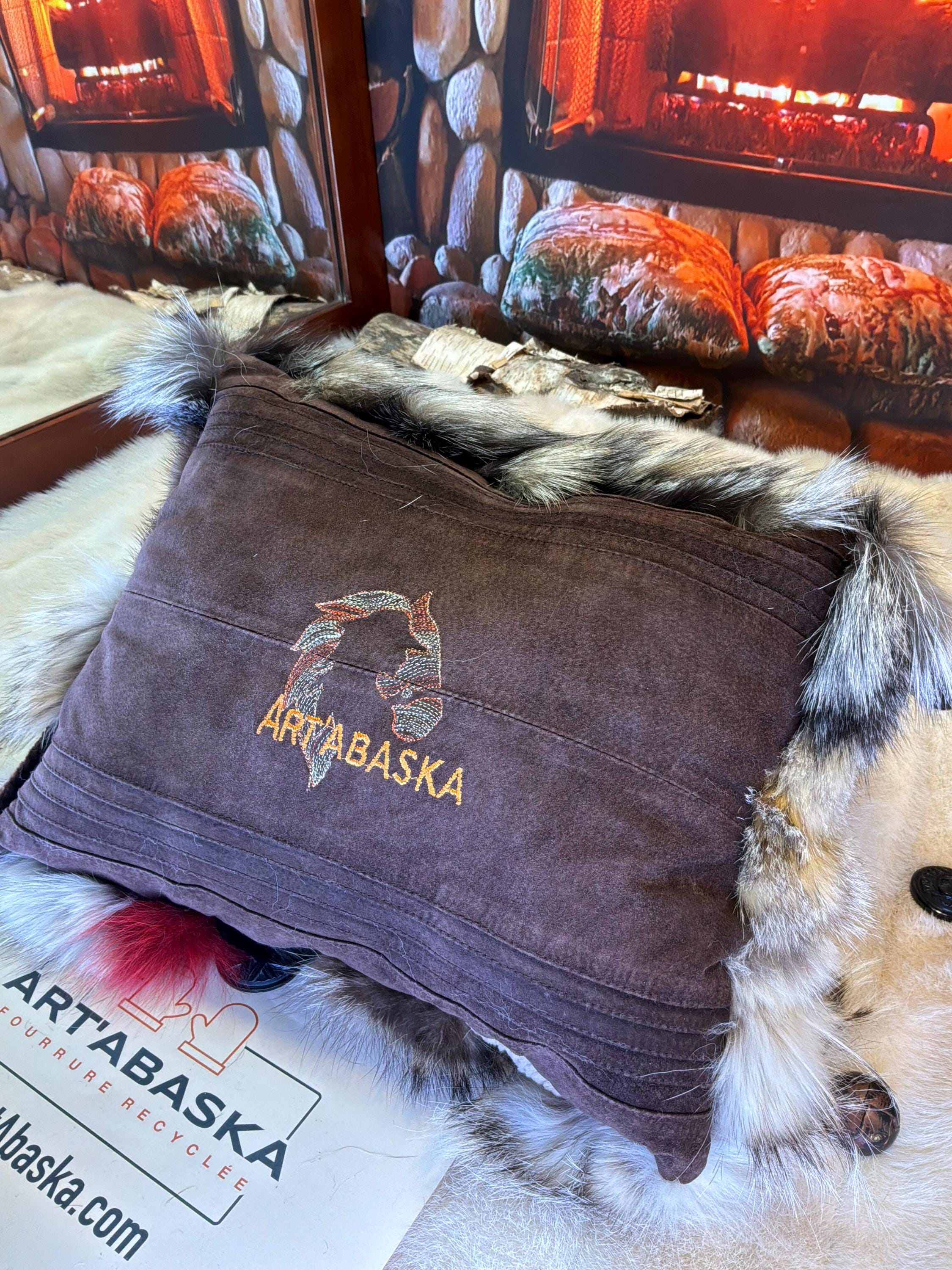 Coussin patchwork fourrures recyclées fait à la main Québec coussin décoratif cuir suède brun brodé tête de cheval pièce unique ArtAbaska