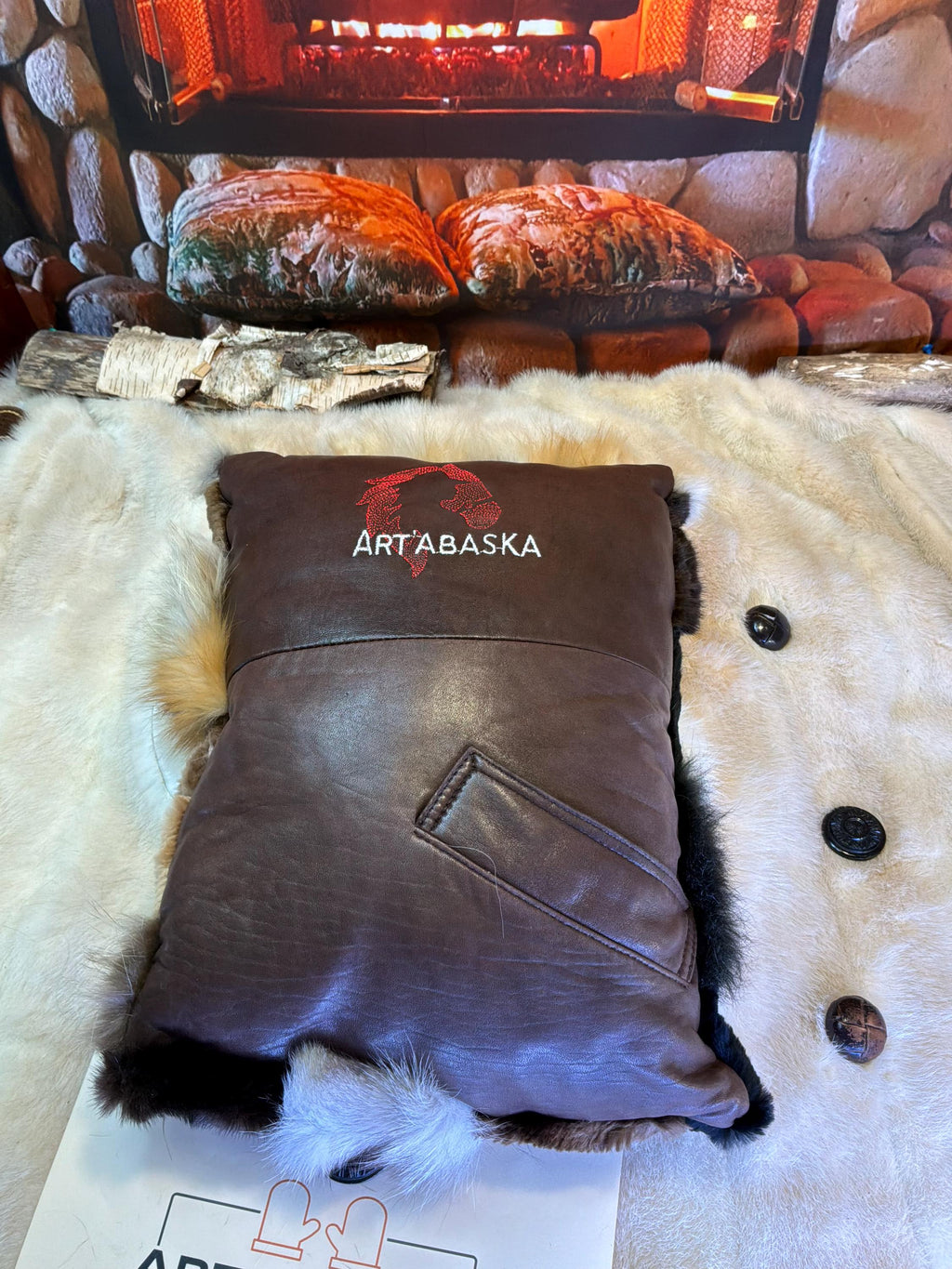Coussin patchwork fourrures recyclées fait à la main Québec coussin décoratif cuir brun chocolat avec poche pièce unique ArtAbaska