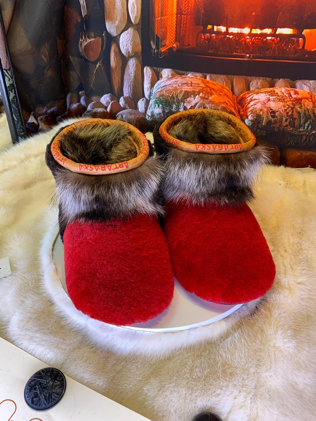 Mocassins d’intérieur Aline 9 femme, toute fourrure recyclée rouge vif, brun chocolat et raton, faits à la main au Québec ❤️✨