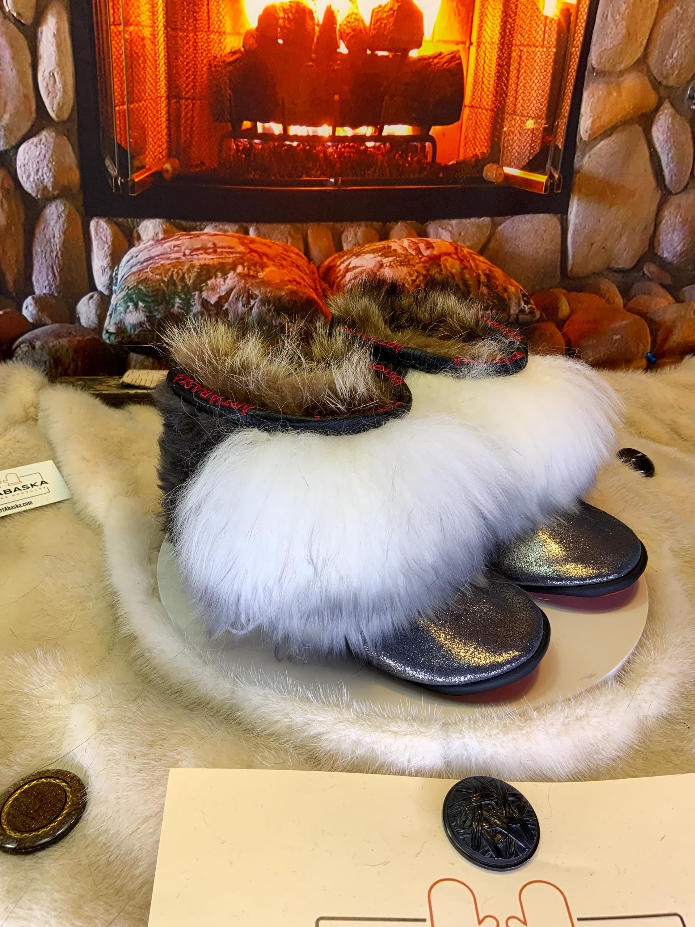 Mocassins d’intérieur Denise – 6 femme – cuir argenté recyclé brillant, semelle rouge brodée ArtAbaska bleu royal, pièce unique Québec ✨