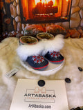 Mocassins d’intérieur Sylvie 10 femme cuir bleu marin foncé serpent italien recyclé mouton vison brodé mandala Québec
