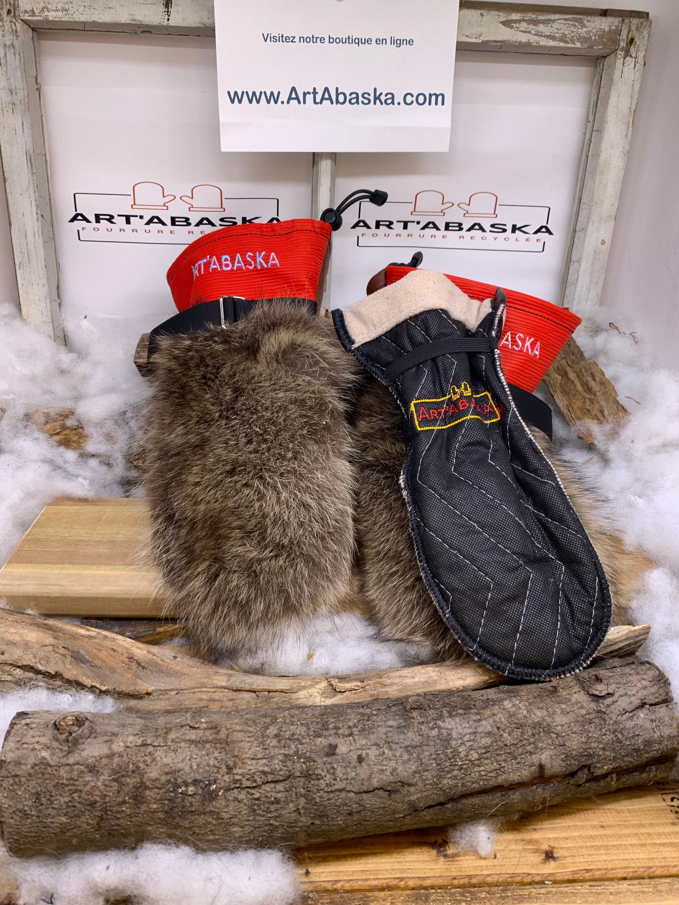 Mitaines Les Claudette – Médium, raton laveur et vison recyclés avec cuir embossé rouge, fait à la main au Québec, pièce unique artisanale