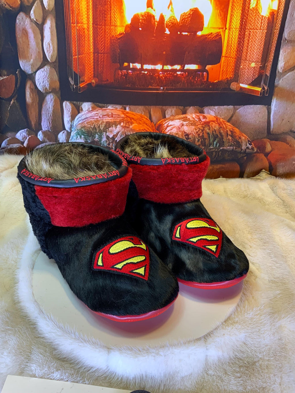 Mocassin d’intérieur Les Gemma – pointure 10 homme – édition Superman – cuir & fourrure recyclée – fait à la main au Québec, pièce unique