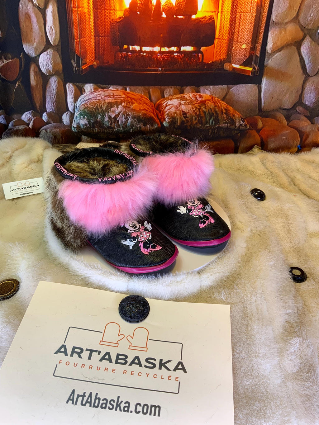 Mocassins d’intérieur Josée – 6 femme – Minnie Mouse brodée, cuir serpent noir recyclé & fourrure rose vif, pièce unique faite à la main au Québec ✨💗