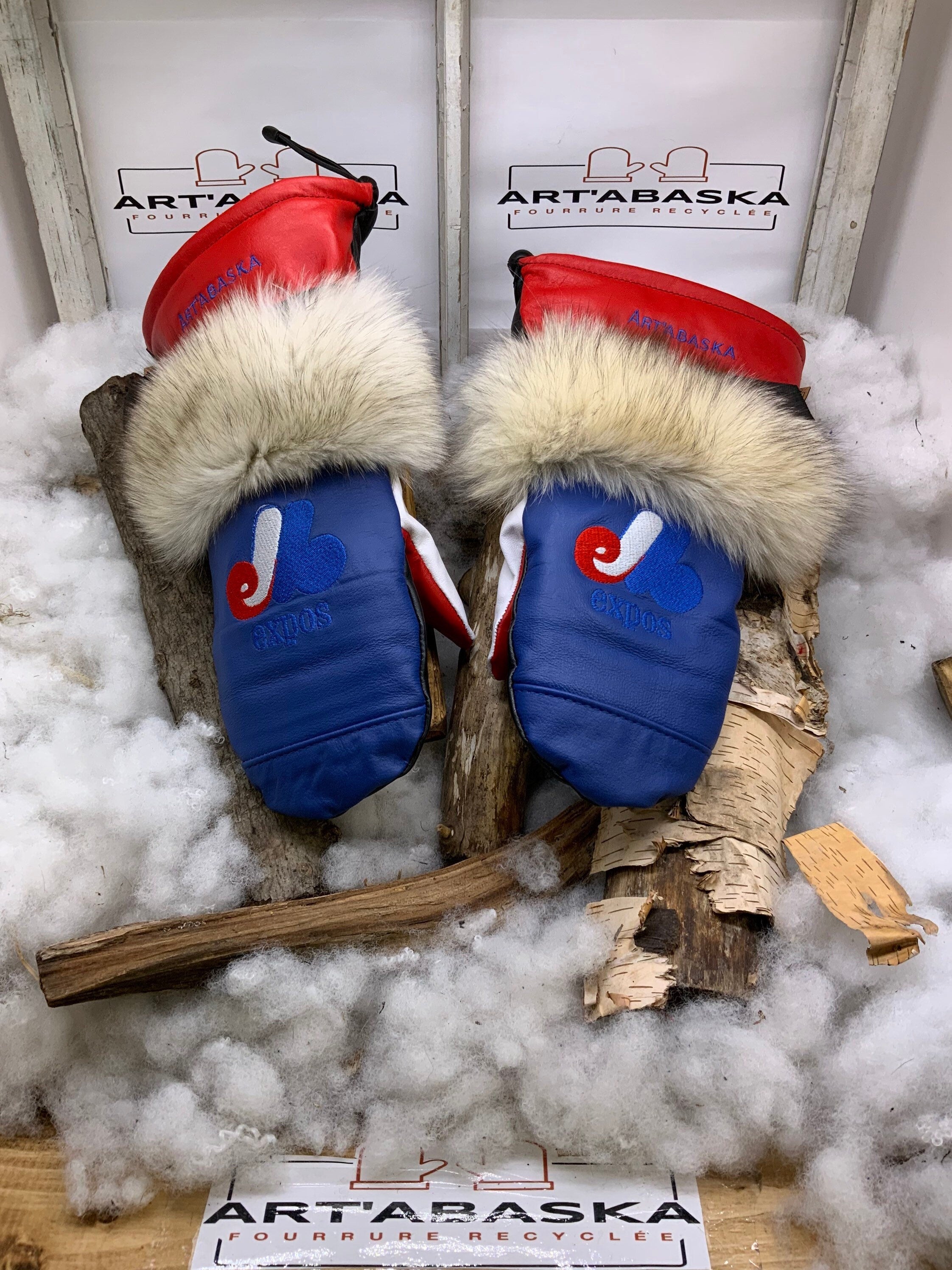 Mitaines Augustine Large cuir recyclé bleu blanc rouge édition spéciale Expos broderie artisanale fait main Québec pièce unique