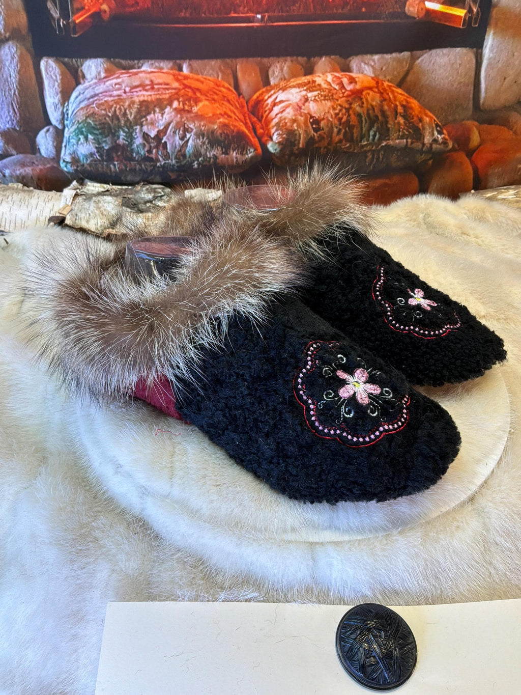 Slipper Emilia pointure 8 femme – Sherling italien & cuir recyclé, pièce unique faite à la main au Québec Édition Brodée