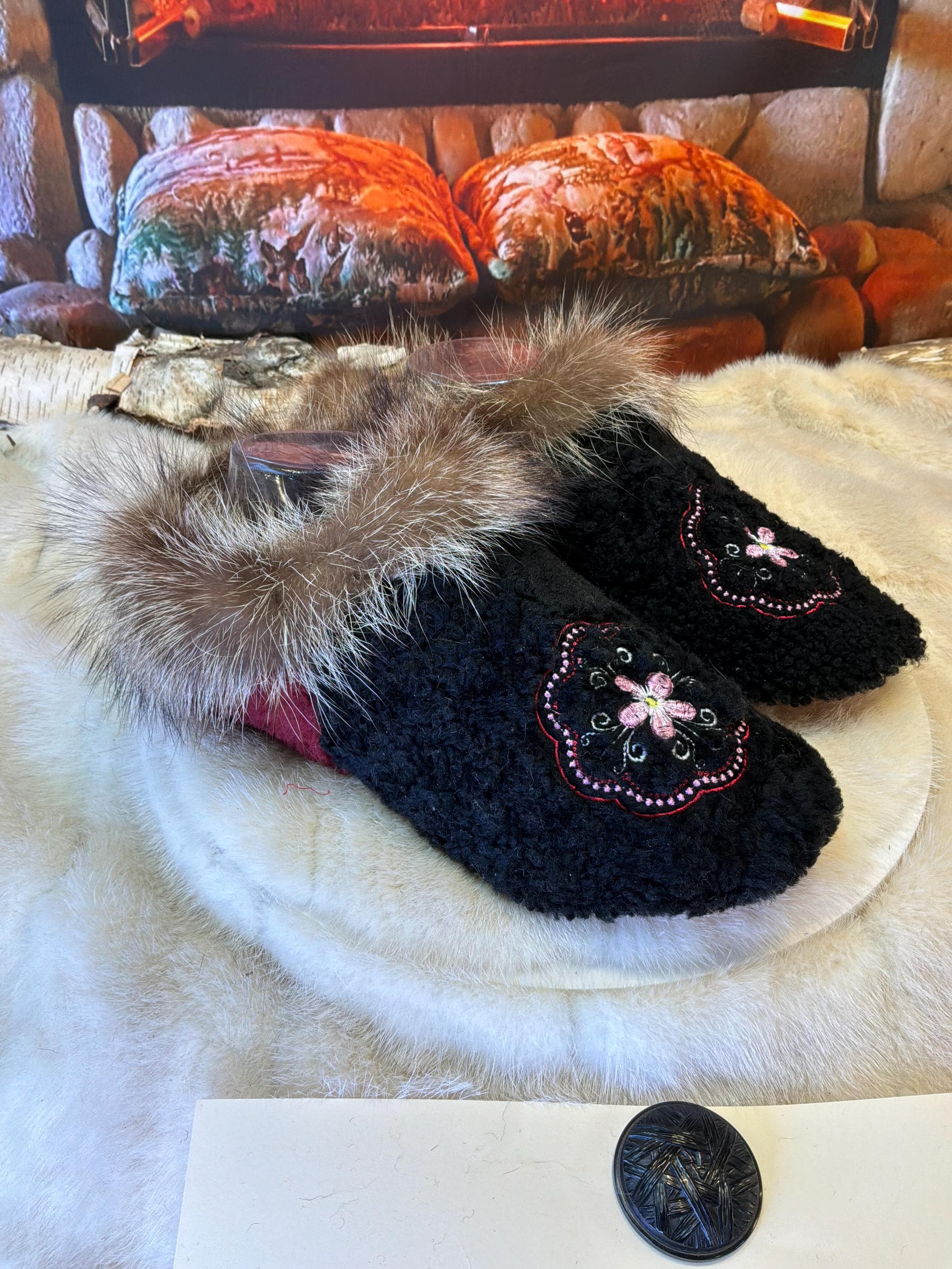 Slipper Emilia pointure 8 femme – Sherling italien & cuir recyclé, pièce unique faite à la main au Québec Édition Brodée