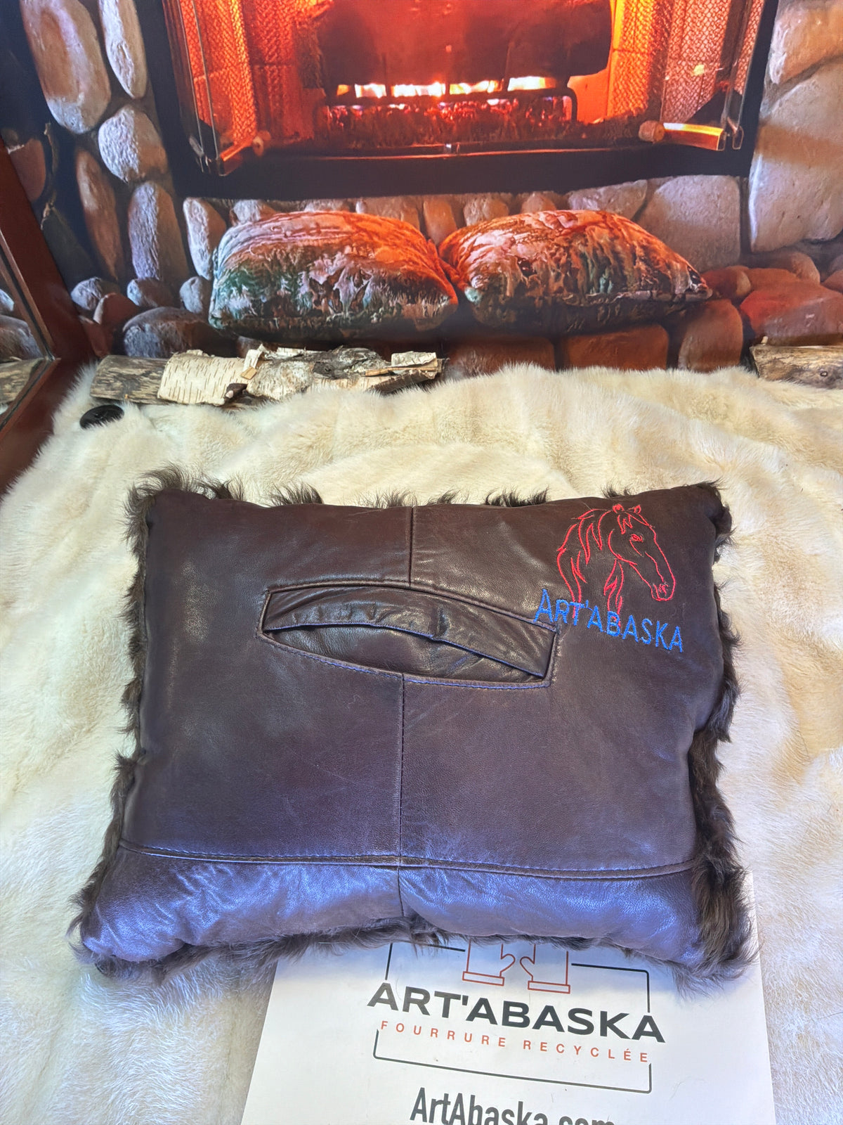 Coussin décoratif Simonne en fourrure recyclée de Mouton frisé