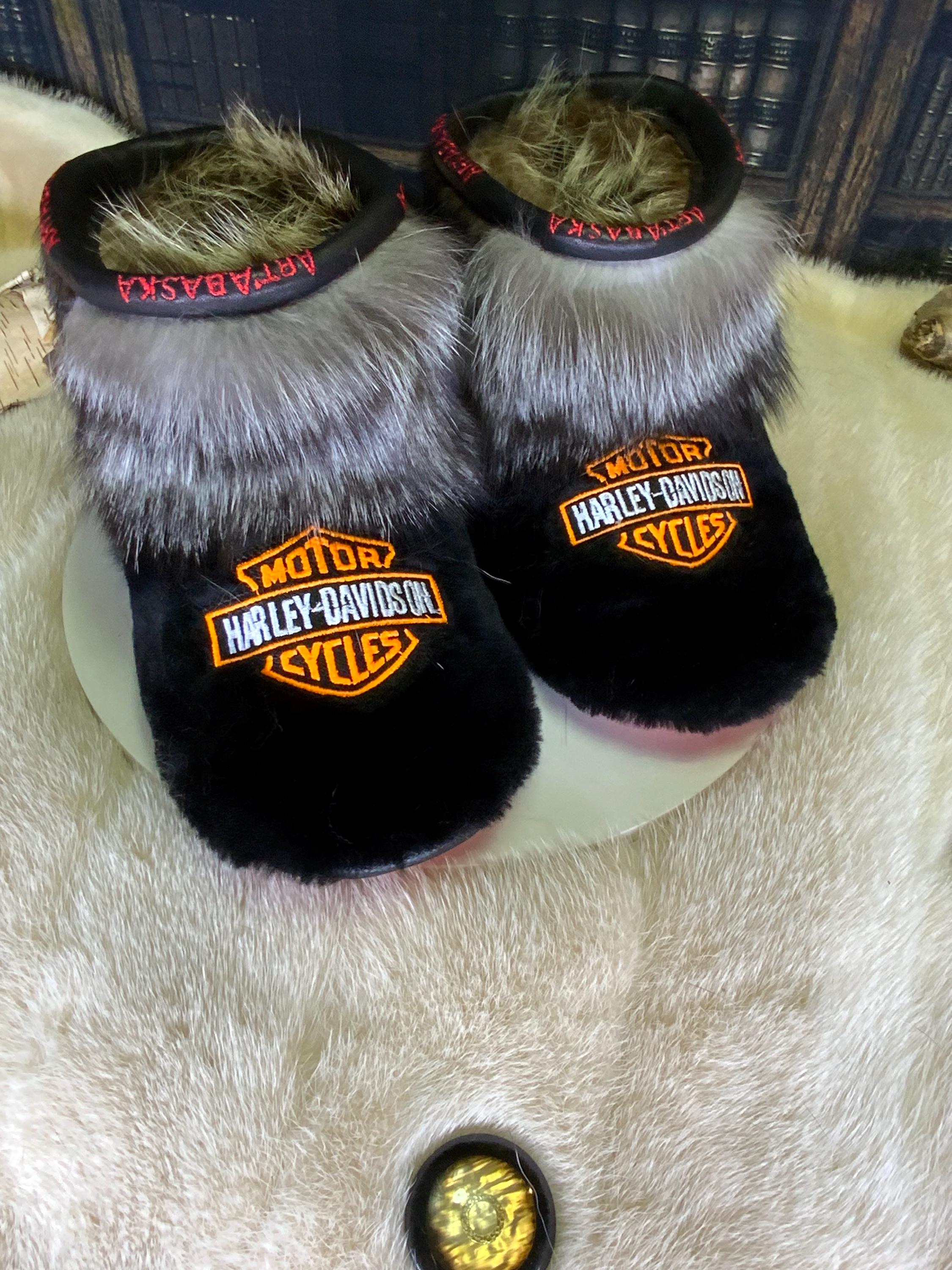 Mocassins d’intérieur Évelyne pour femme 7 en mouton rasé recyclé brodé, vison brun recyclé et renard Crystal recyclé – faits à la main au Québec, chauds, respirants, confort de luxe, pièce unique Art’Abaska 💕