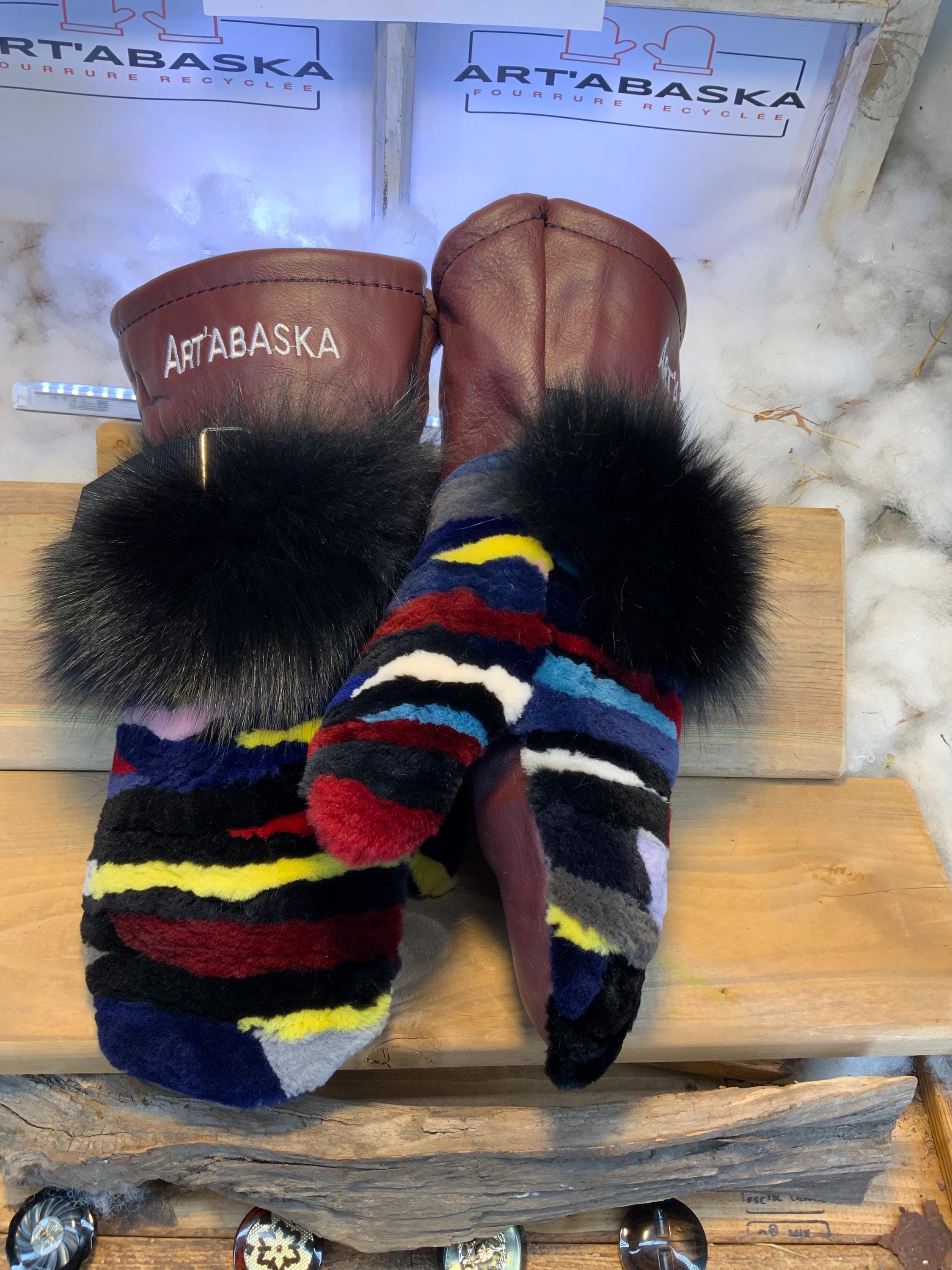 Mitaines Les Roseline – Large, patchwork renard rasé multicolore et cuir bourgogne, bande de renard recyclé, fait à la main au Québec