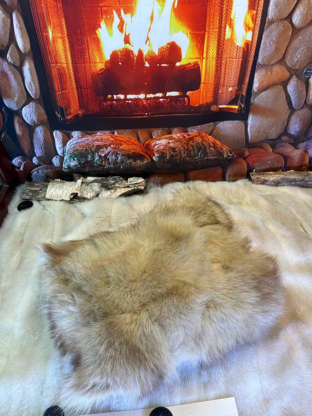 Coussin décoratif Ghyslaine en fourrure recyclée de Chat Sauvage Bleached