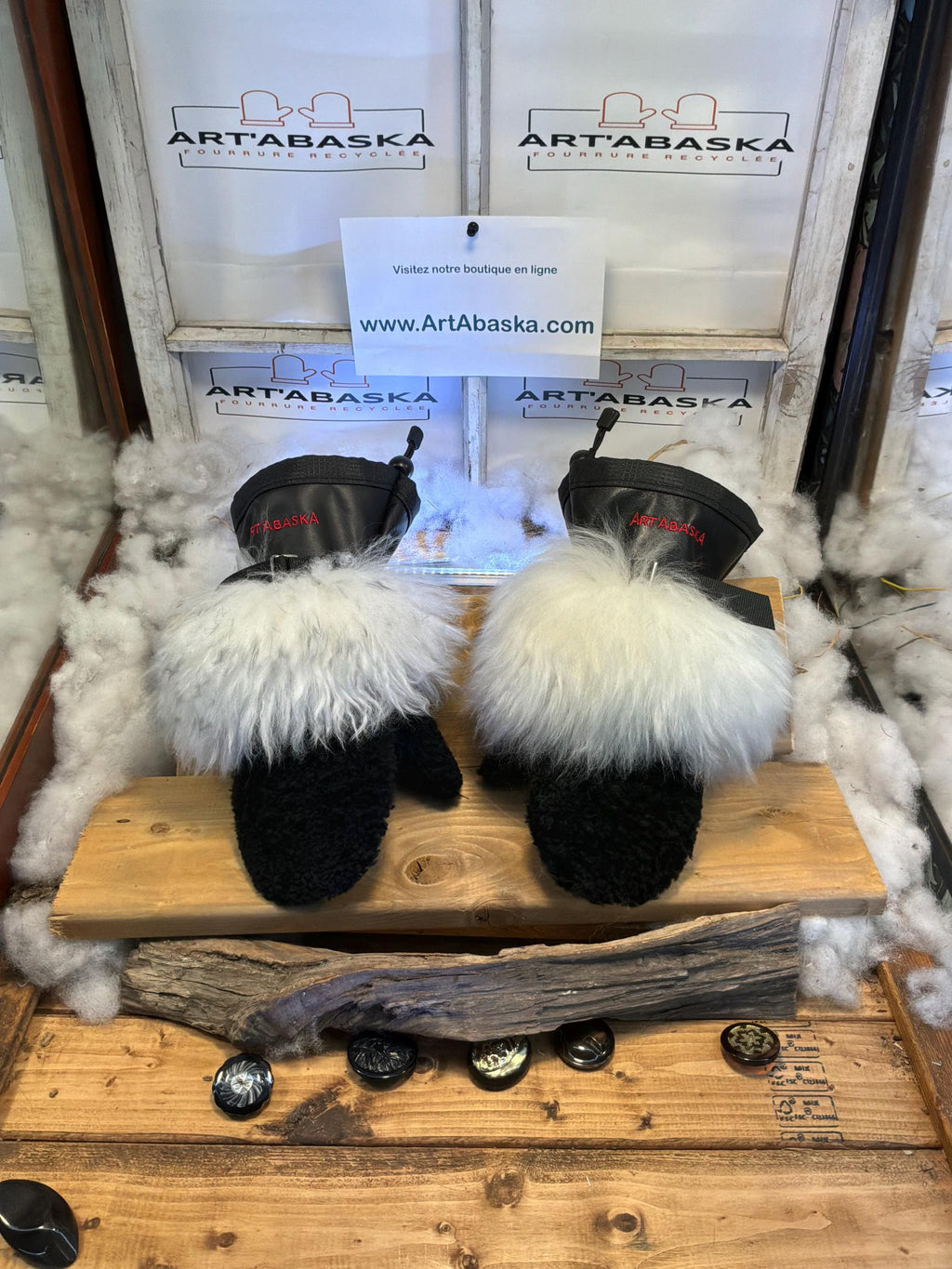 Mitaines Fernande Medium mouton frisé noir recyclé & grosse touffe au poignet, cuir italien noir, pièce unique faite à la main Québec