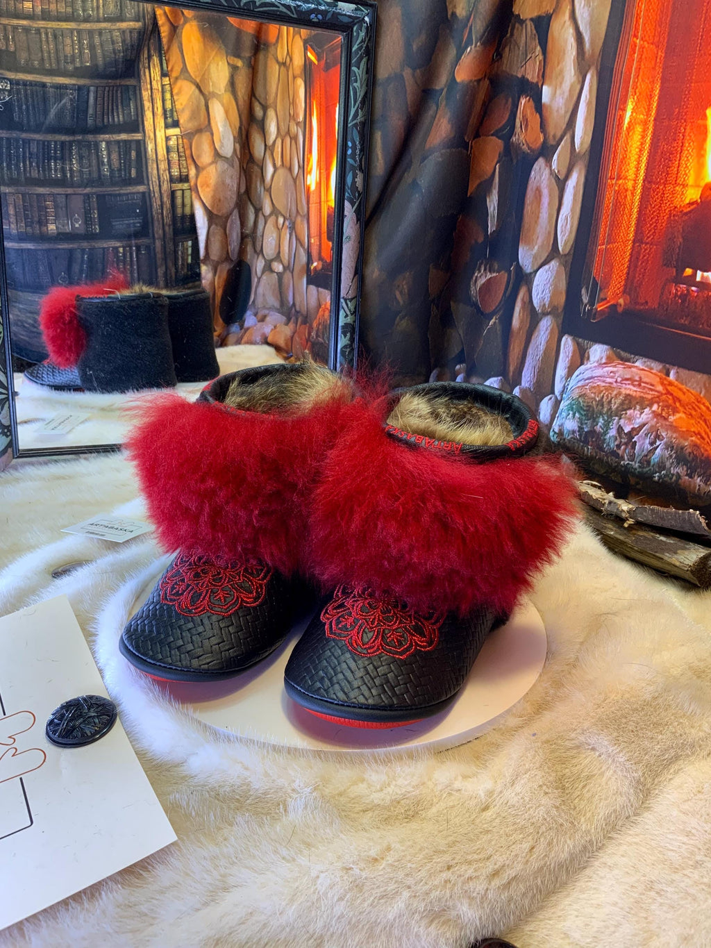 Mocassins d’intérieur Maria – 9 femme – cuir italien chevron brodé mandala rouge en fil de métal, fourrure recyclée & semelle rouge, faits à la main au Québec ✨❤️🌟