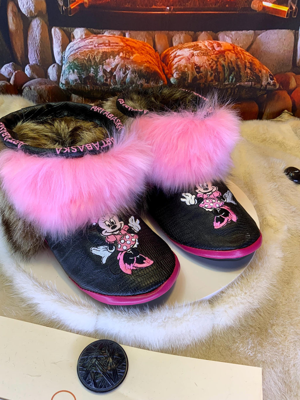Mocassins d’intérieur Josée – 6 femme – Minnie Mouse brodée, cuir serpent noir recyclé & fourrure rose vif, pièce unique faite à la main au Québec ✨💗