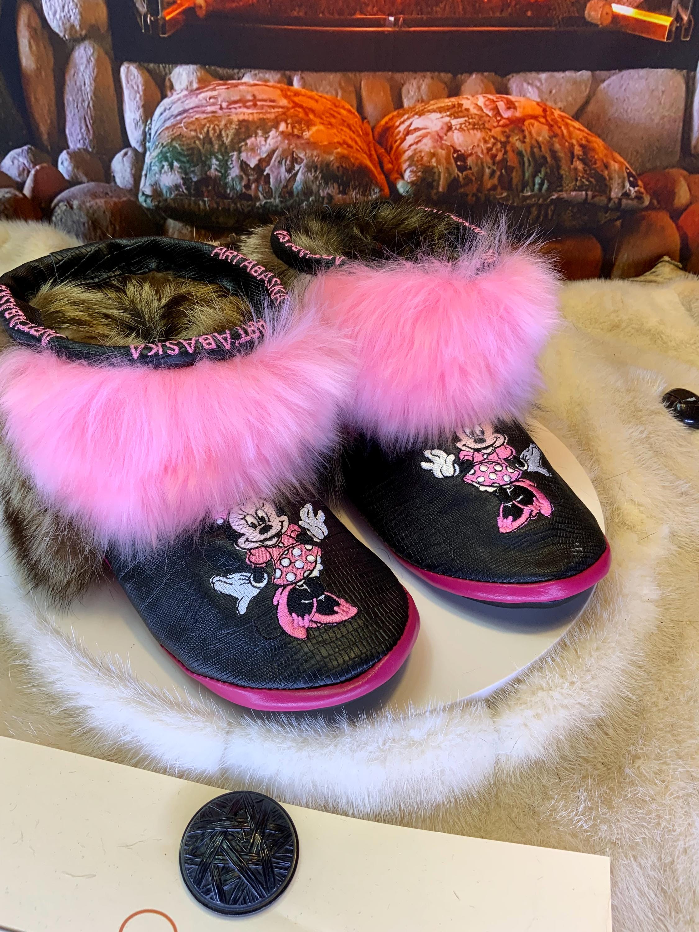 Mocassins d’intérieur Josée – 6 femme – Minnie Mouse brodée, cuir serpent noir recyclé & fourrure rose vif, pièce unique faite à la main au Québec ✨💗