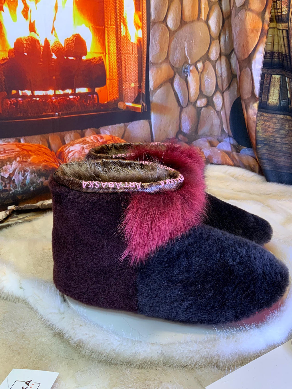 Mocassins d’intérieur Mireille 9 femme, mouton brun café, renard bourgogne recyclé, faits à la main au Québec ✨🤎❤️