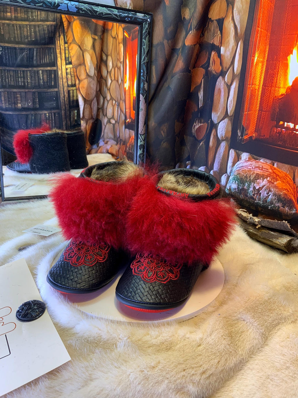 Mocassins d’intérieur Maria – 9 femme – cuir italien chevron brodé mandala rouge en fil de métal, fourrure recyclée & semelle rouge, faits à la main au Québec ✨❤️🌟