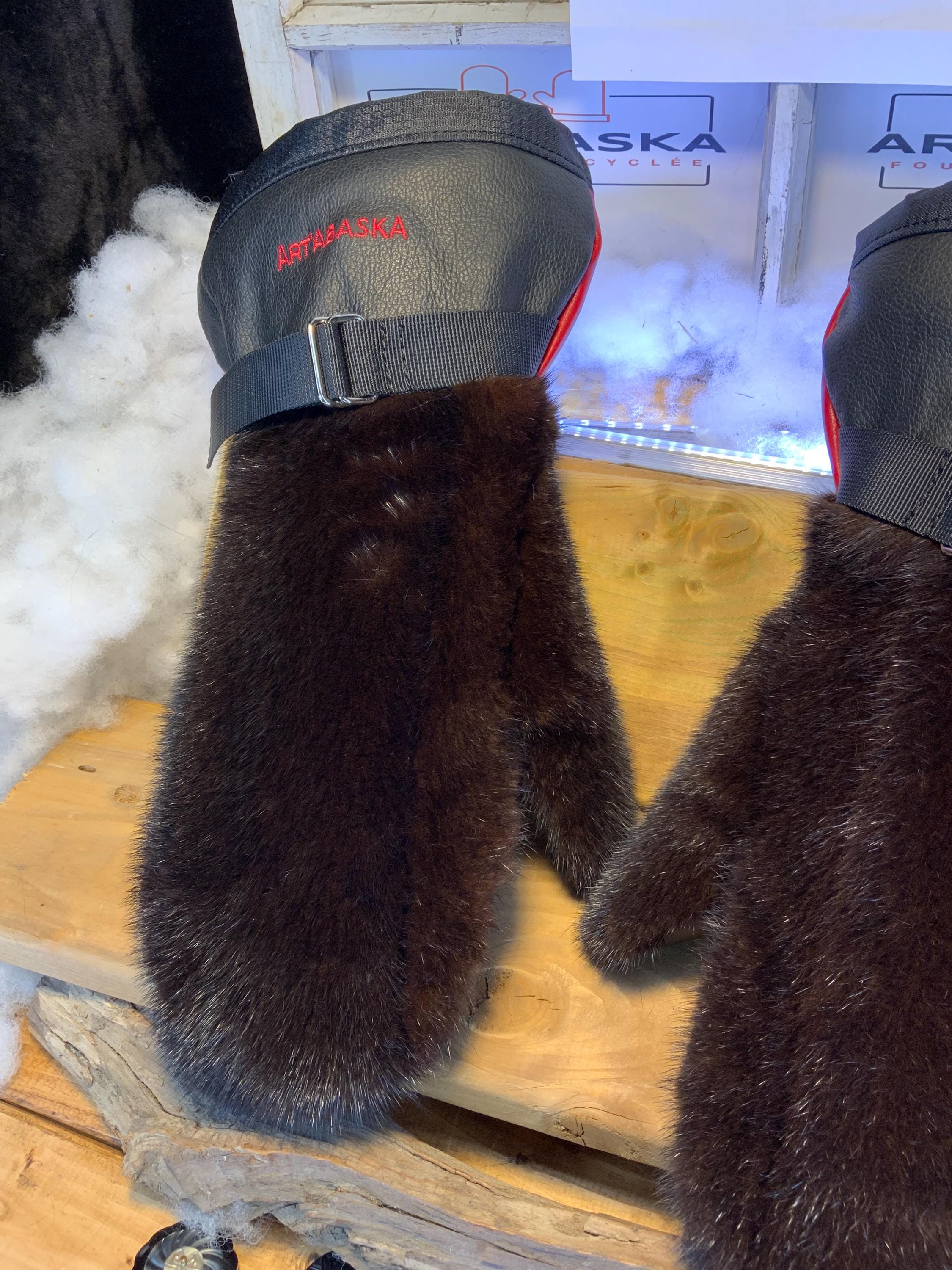 Mitaines hiver vison naturel & cuir italien rouge-noir | Mitaines fourrure recyclée fait à la main Québec | Modèle Alice X-Large