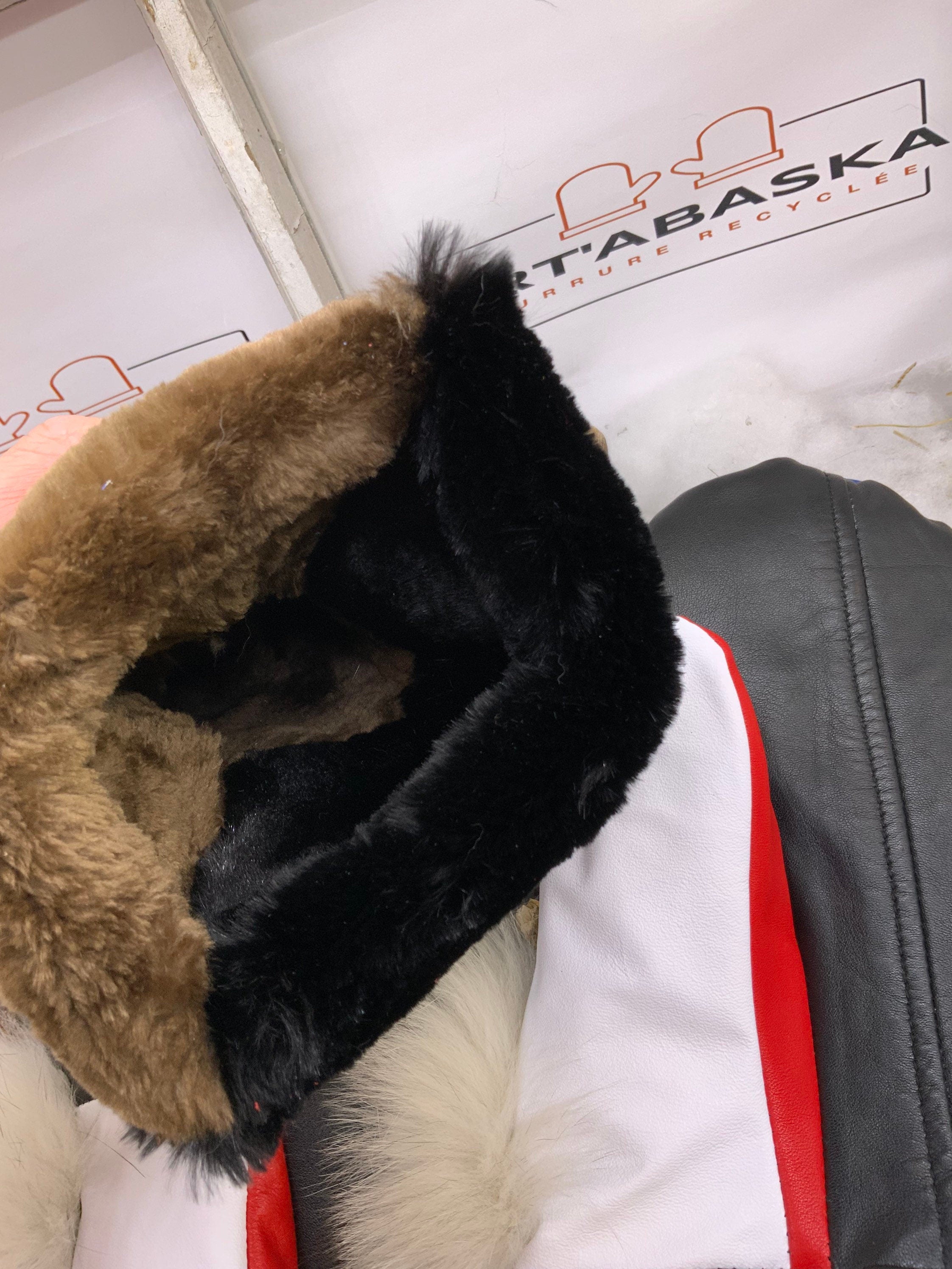 Mitaines Augustine Large cuir recyclé bleu blanc rouge édition spéciale Expos broderie artisanale fait main Québec pièce unique