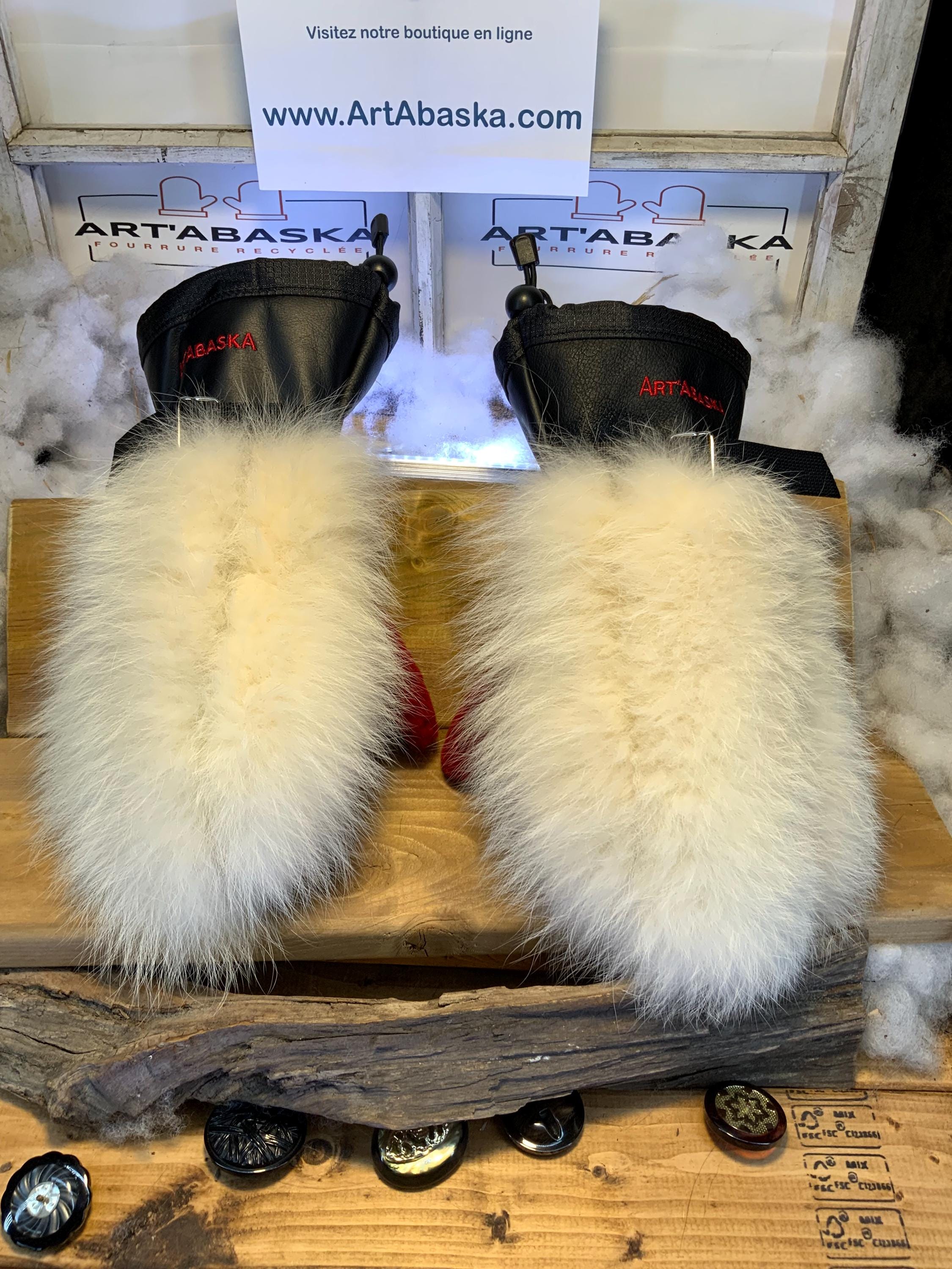 Mitaines Berthe Medium – renard norvégien blanc recyclé & mouton rasé rouge, cuir italien noir, fait à la main, Québec