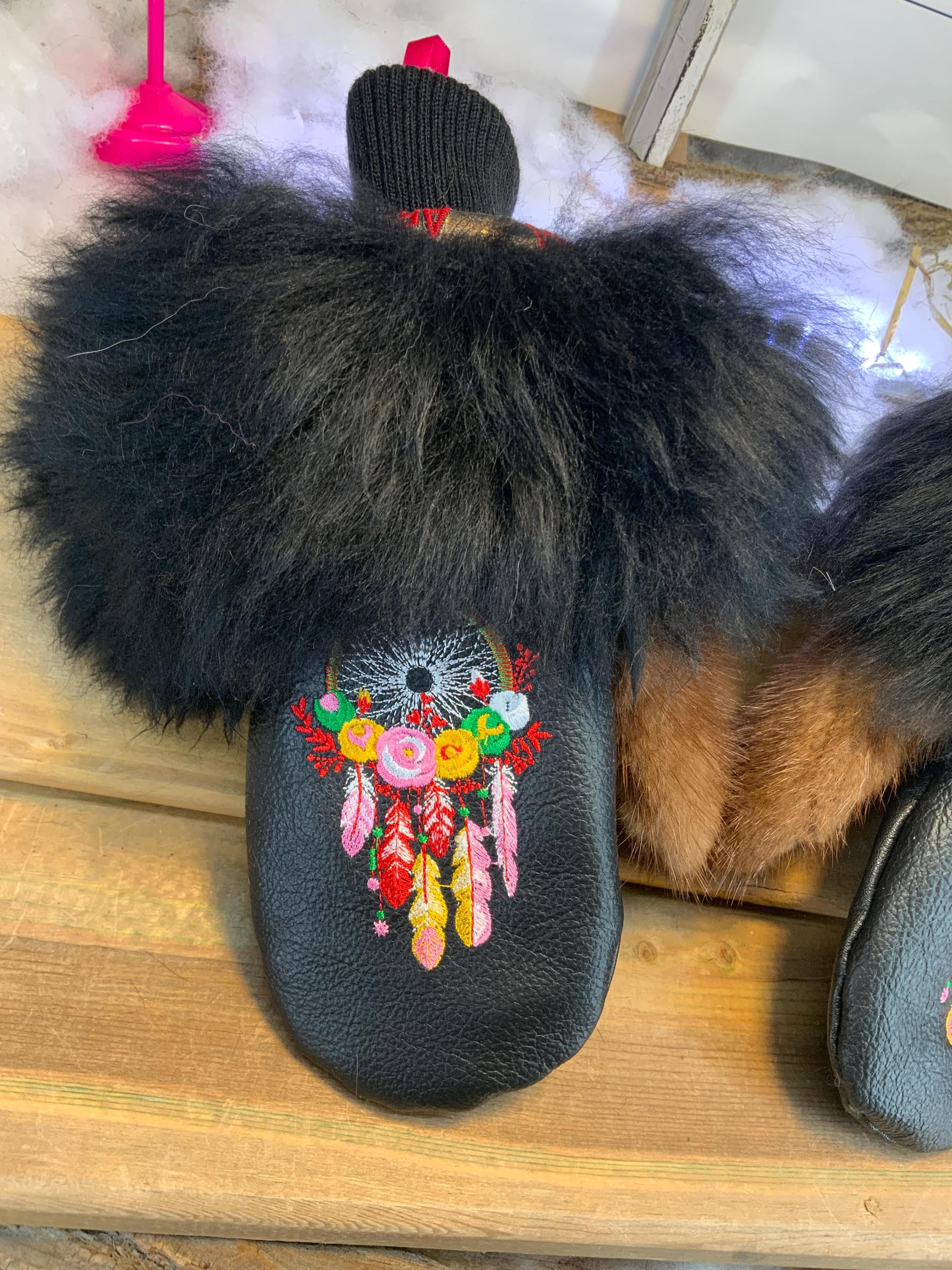 Mitaines de ville Henriette faites à la main au Québec en fourrure recyclée avec broderie Capteur de Rêve artistique grandeur Medium