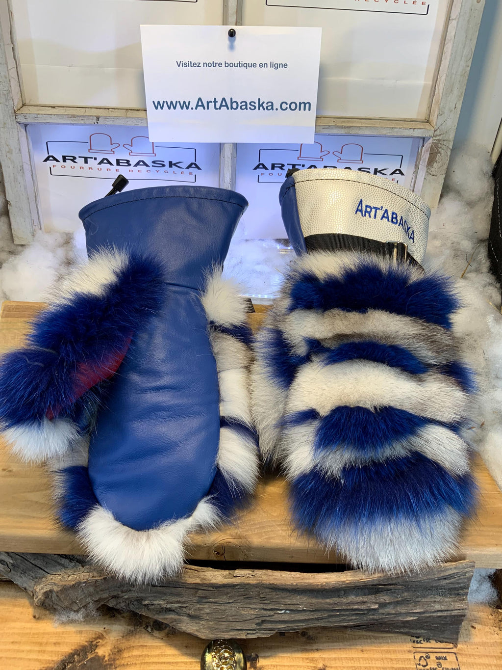 Mitaines Les Juliette – Large, patchwork renard norvégien recyclé bleu - blanc, cuir italien et broderie ArtAbaska, fait à la main au Québec