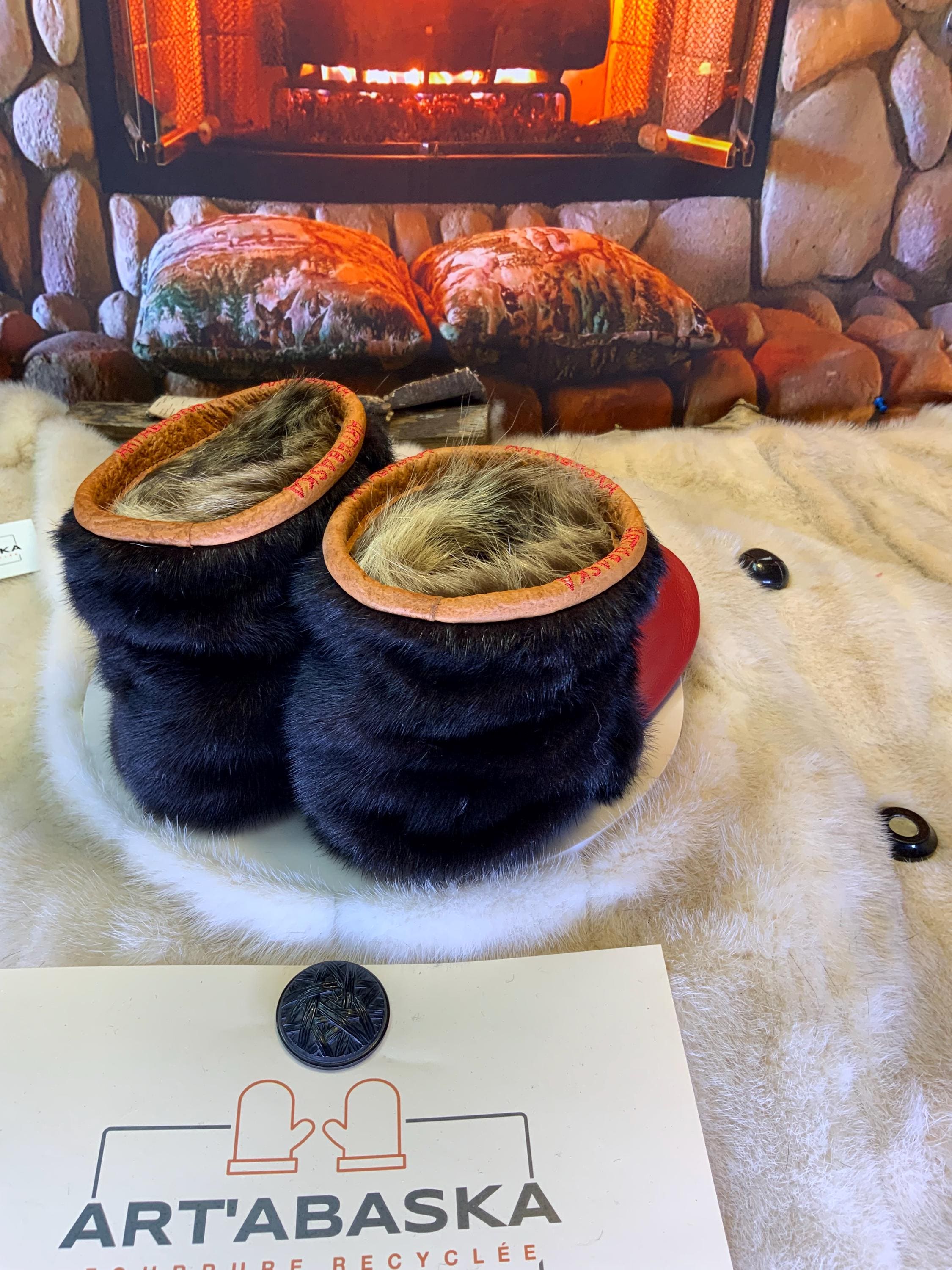 Mocassins d’intérieur Les Maryse – 9 femme – cuir rouge mandala brodé & vison recyclé, pièce unique artisanale du Québec