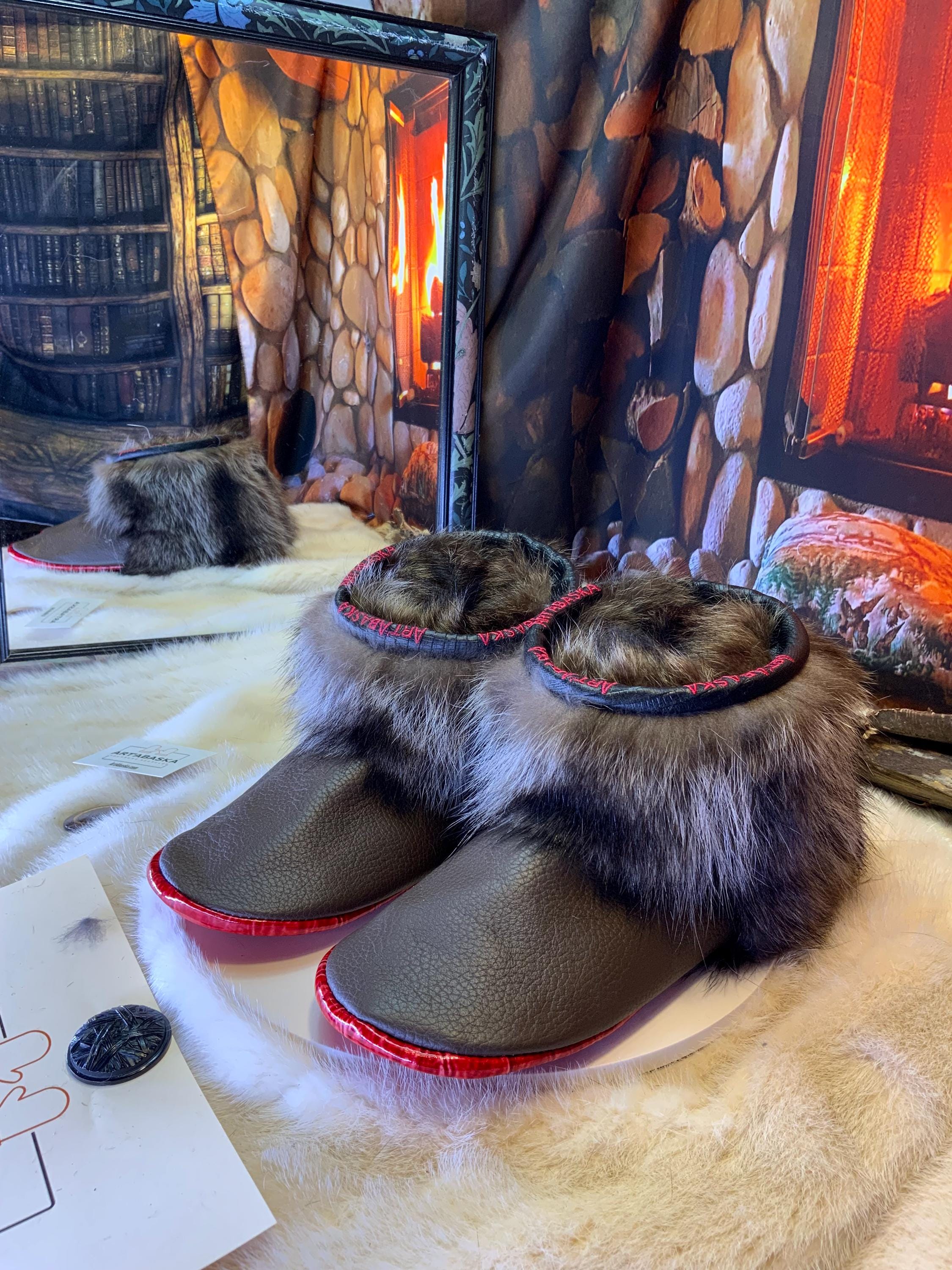 Mocassin d’interieur homme Les Aurèle - pointure 10 - cuir italien brun classique & raton recyclé - semelle rouge - fait main au Québec
