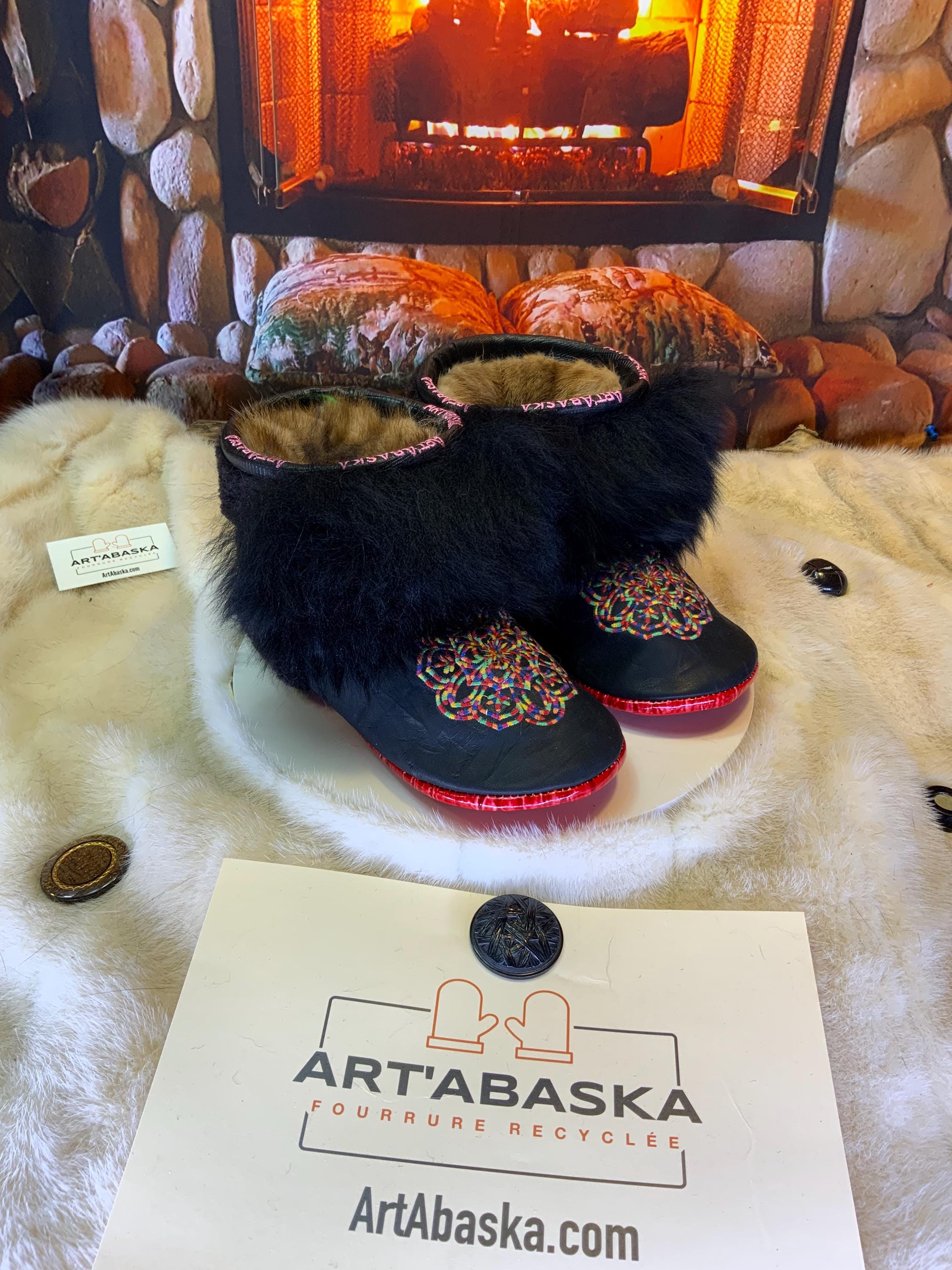 Mocassins d’intérieur Les Laurianne – 10 femme – cuir imprimé brodé mandala coloré & moutons recyclés – fait à la main Québec