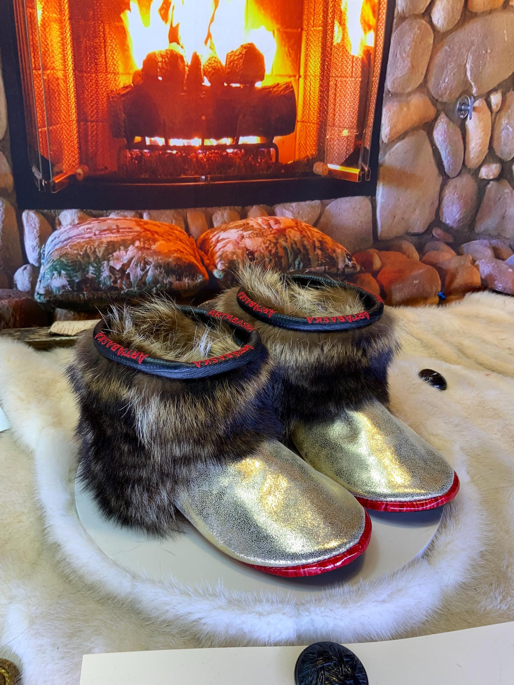 Mocassins d’intérieur Louise – 6 femme – cuir recyclé couleur or éclatant, semelle noire brodée rouge ArtAbaska avec pourtour rouge vif ✨💛❤️