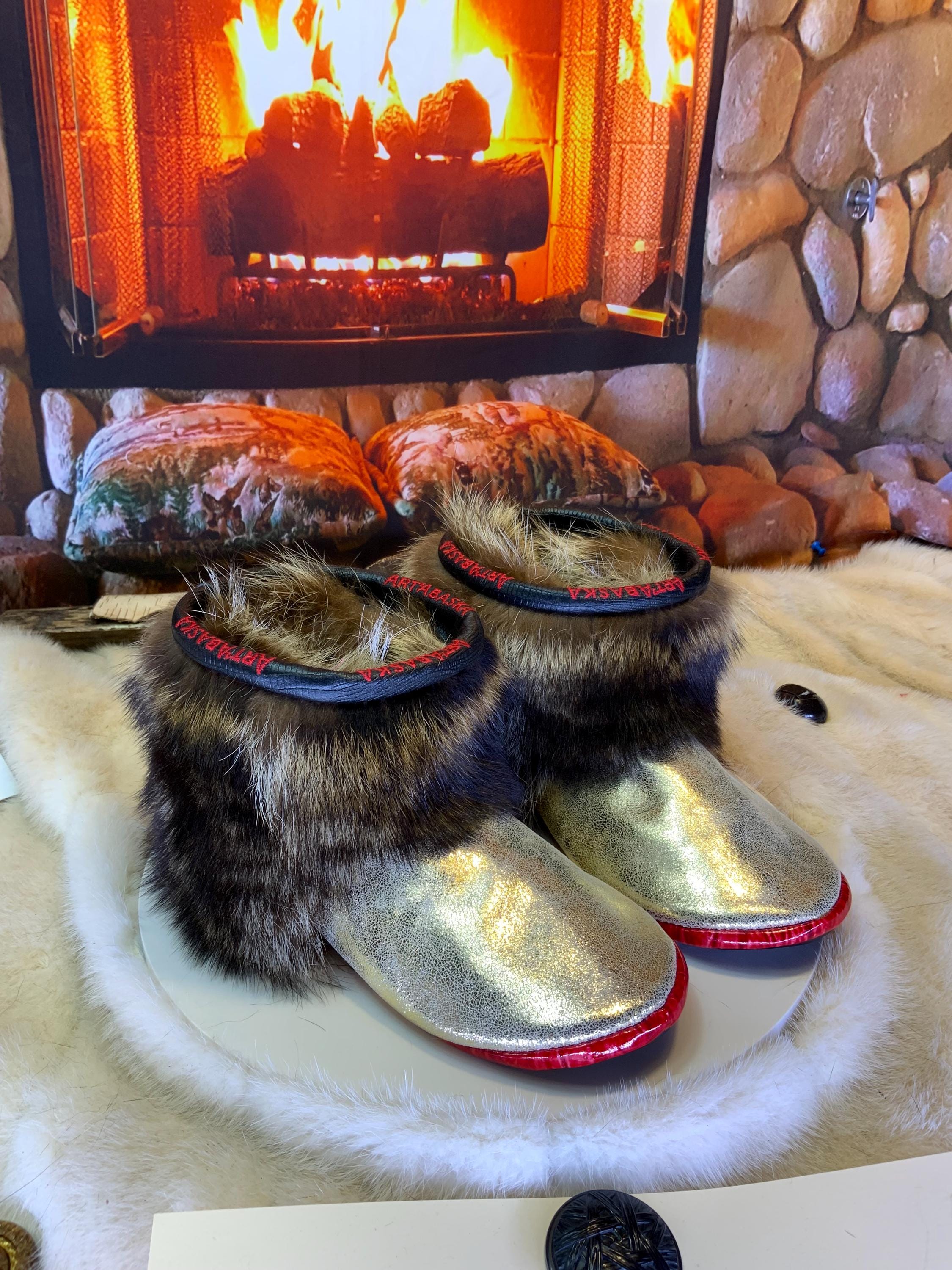 Mocassins d’intérieur Louise – 6 femme – cuir recyclé couleur or éclatant, semelle noire brodée rouge ArtAbaska avec pourtour rouge vif ✨💛❤️