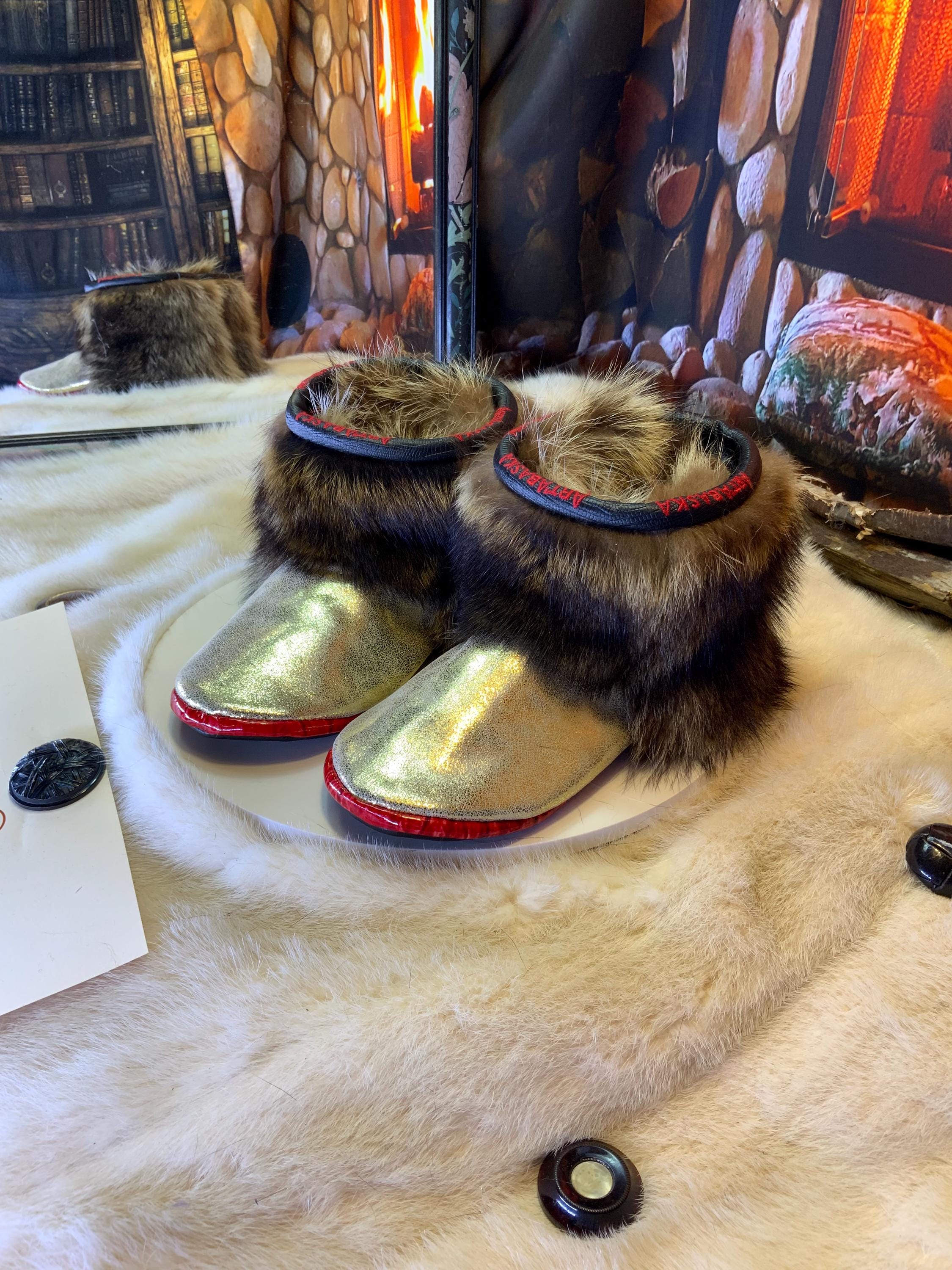 Mocassins d’intérieur Louise – 6 femme – cuir recyclé couleur or éclatant, semelle noire brodée rouge ArtAbaska avec pourtour rouge vif ✨💛❤️