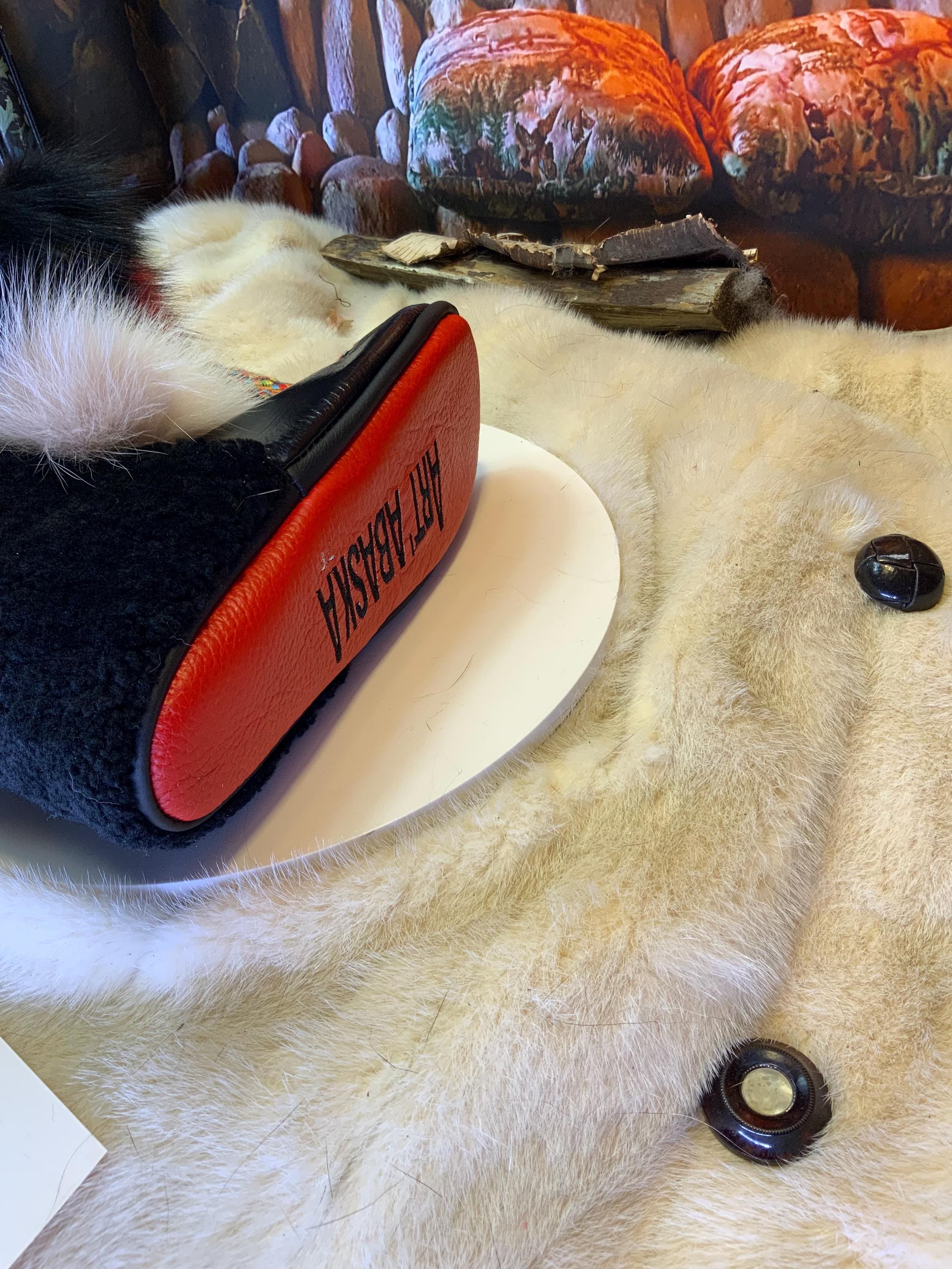 Mocassins d’intérieur Simone – 6 femme – cuir d’anguille brodé mandala coloré & patchwork de renard recyclé, pièce unique du Québec 🎨✨