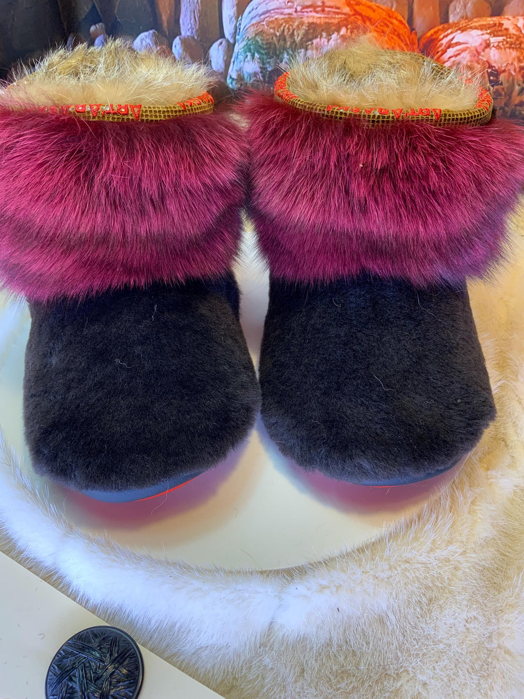 Mocassins d’intérieur Carmelle 7 femme, tout fourrure recyclée mouton chocolat & renard bourgogne, faits à la main au Québec ✨🤎❤️