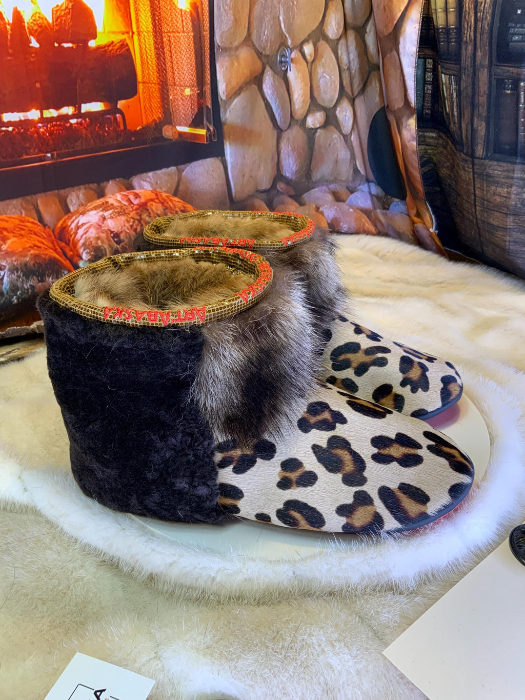 Mocassins d’intérieur Angelle – 9 femme – cuir de vache imprimé léopard, raton recyclé & mouton brun café, semelle rouge, faits à la main au Québec ✨🐆❤️