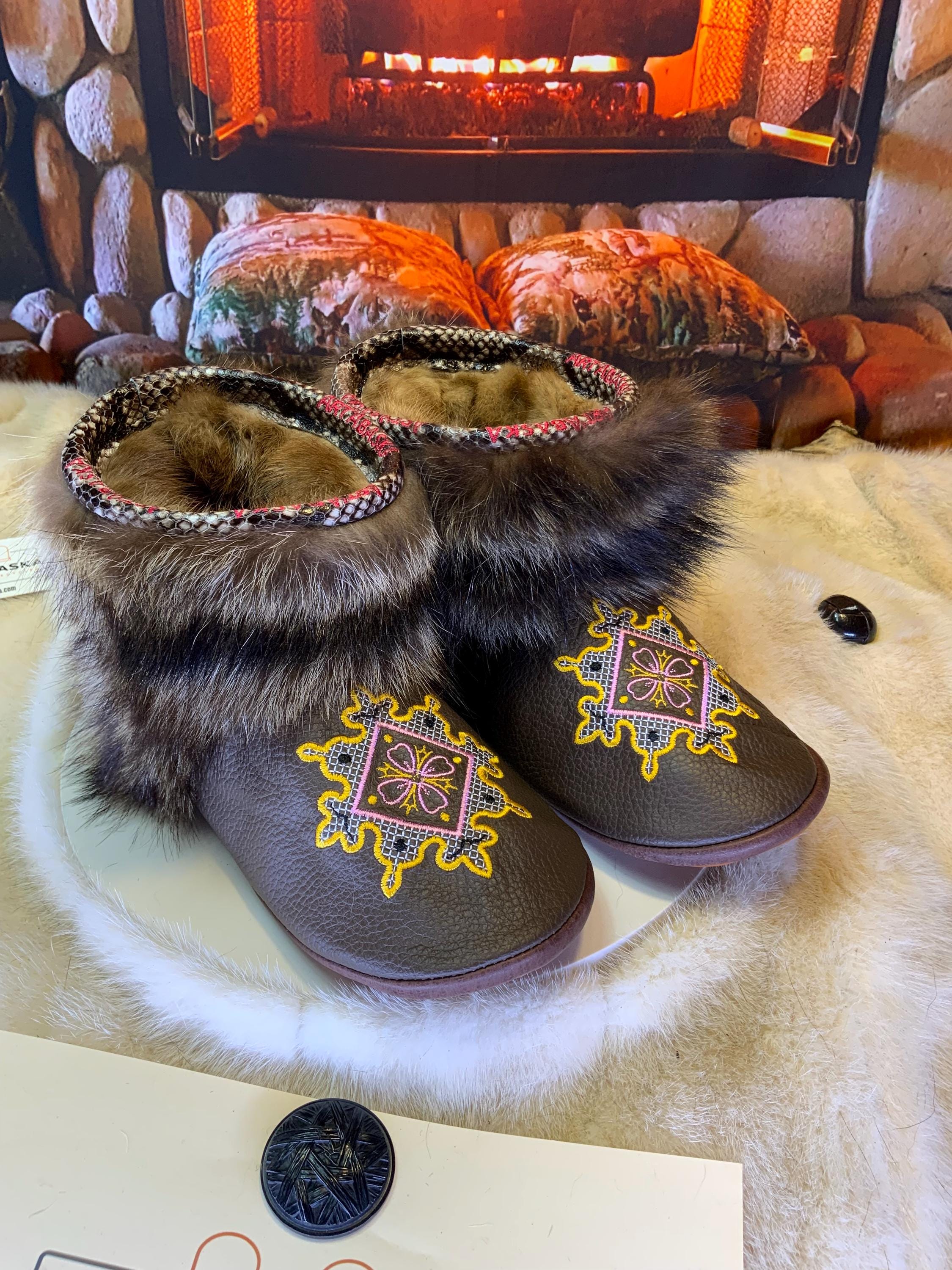 Mocassins d’intérieur Les Giselle – 10 femme – cuir brun mandala brodé rose jaune & raton recyclé, pièce unique Québec artisanal