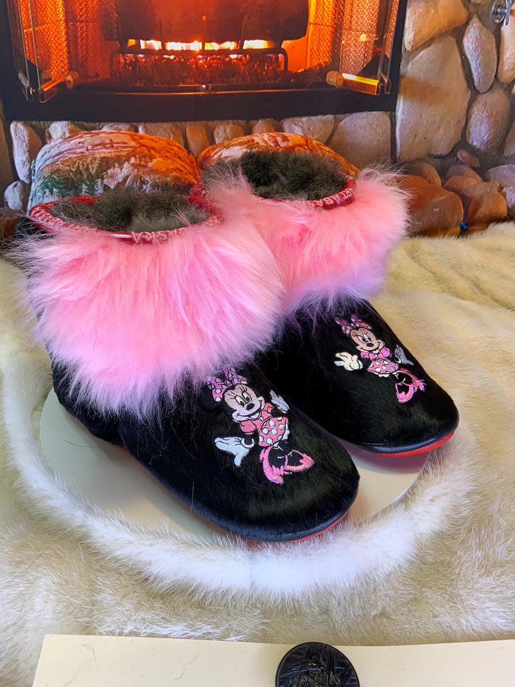 Mocassins d’intérieur Olivette – 8 femme – cuir de vache noire brodé Minnie Mouse rose-blanc, fourrure recyclée & semelle rouge, faits à la main au Québec ✨🎀