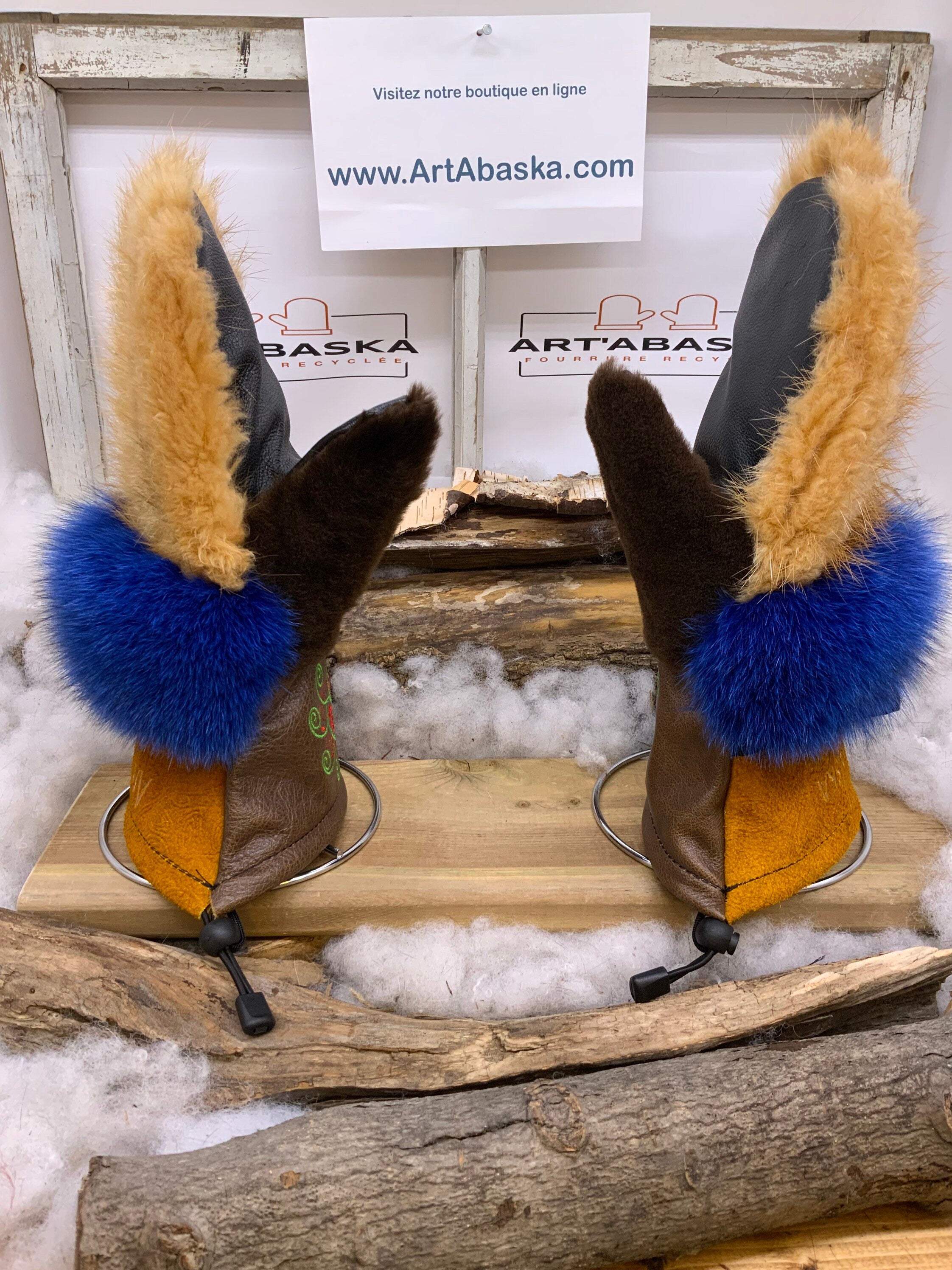 Mitaines Les Joséphine – Medium, renard bleu, castor remodelé, mouton brun rasé, cuir recyclé, fait à la main au Québec