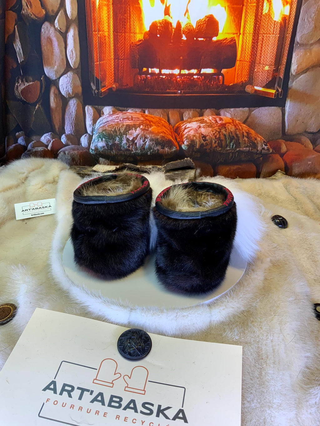Mocassins d’intérieur Yolande – 6 femme – édition toute fourrure, castor rasé brun & grosse touffe de mouton blanc, semelle rouge brodée bleu royal ✨🤍🤎