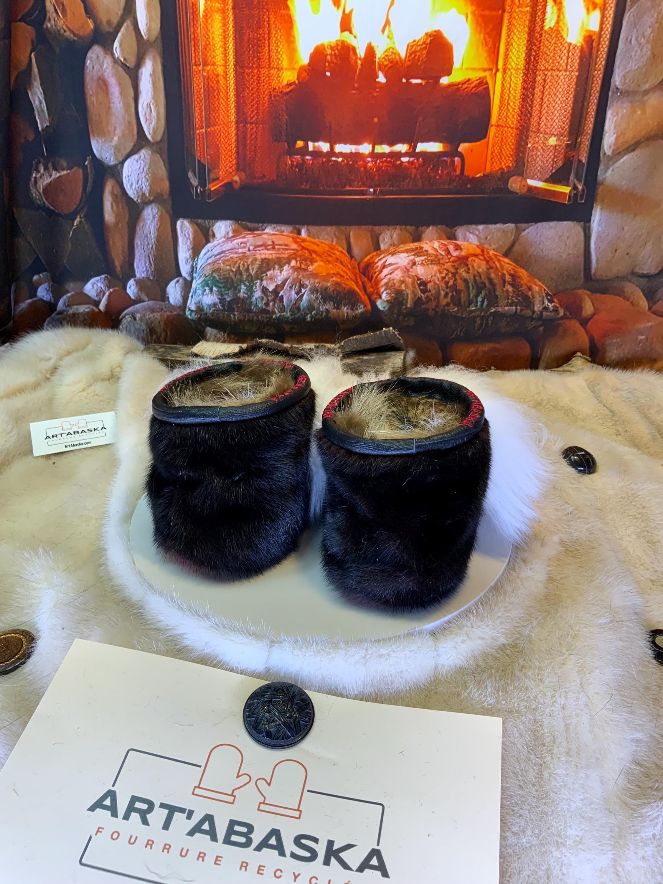 Mocassins d’intérieur Yolande – 6 femme – édition toute fourrure, castor rasé brun & grosse touffe de mouton blanc, semelle rouge brodée bleu royal ✨🤍🤎