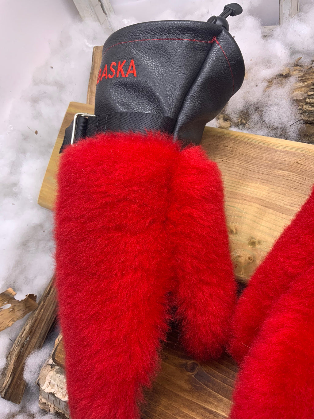 Mitaines Gisèle – Medium, cuir neuf et fourrure de mouton recyclée rouge vif, pièce unique faite à la main au Québec
