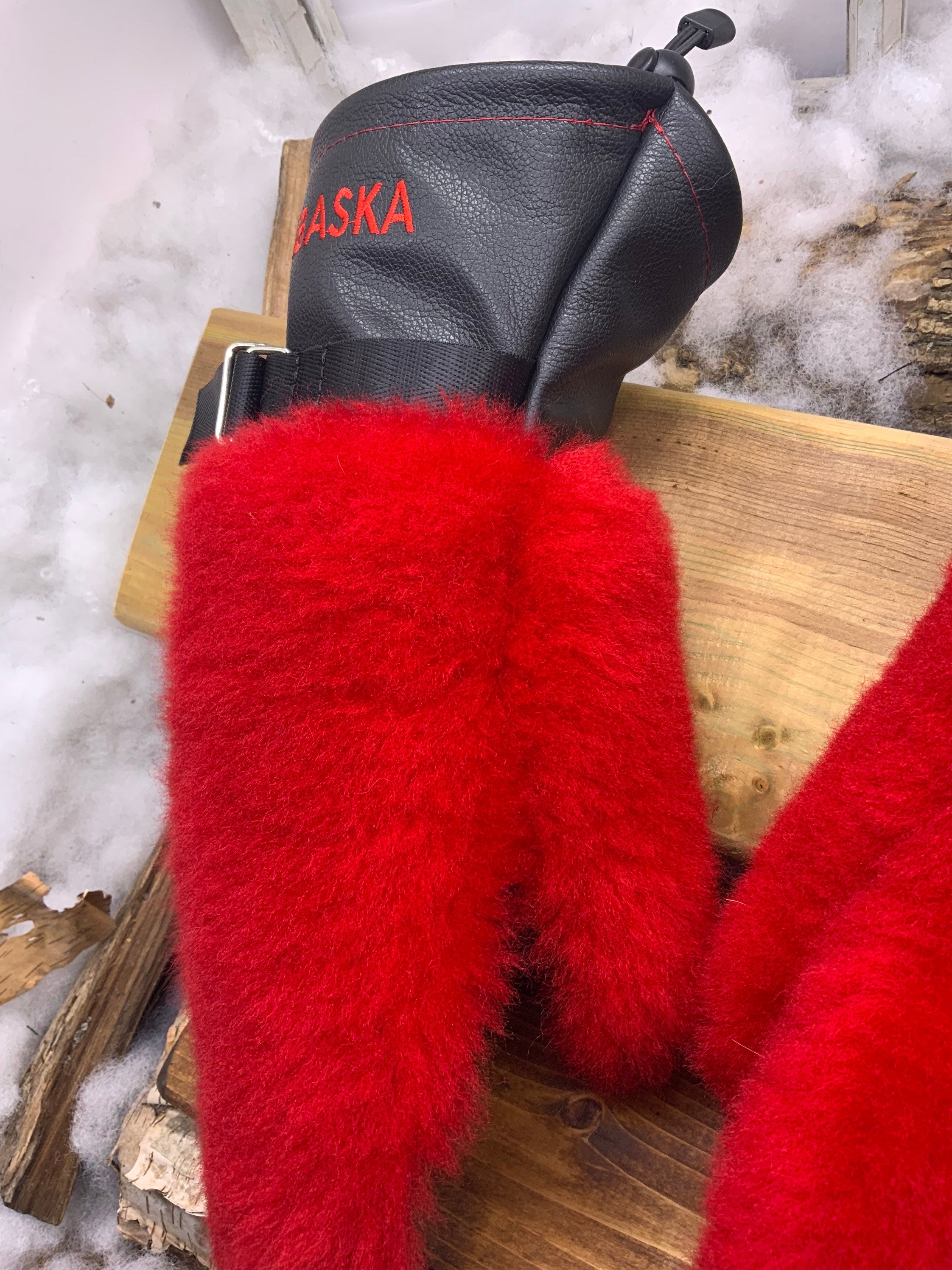 Mitaines Gisèle – Medium, cuir neuf et fourrure de mouton recyclée rouge vif, pièce unique faite à la main au Québec