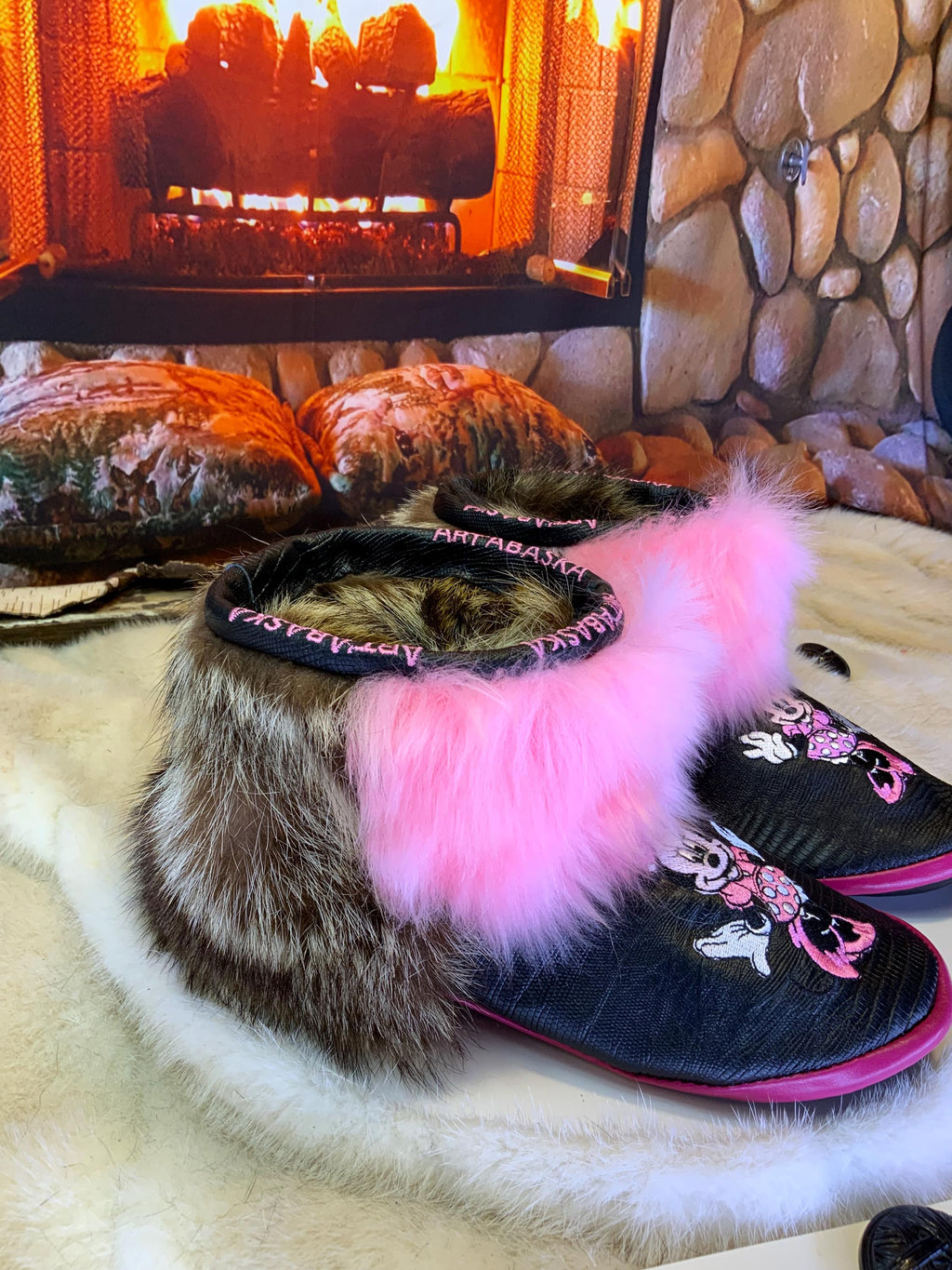 Mocassins d’intérieur Josée – 6 femme – Minnie Mouse brodée, cuir serpent noir recyclé & fourrure rose vif, pièce unique faite à la main au Québec ✨💗